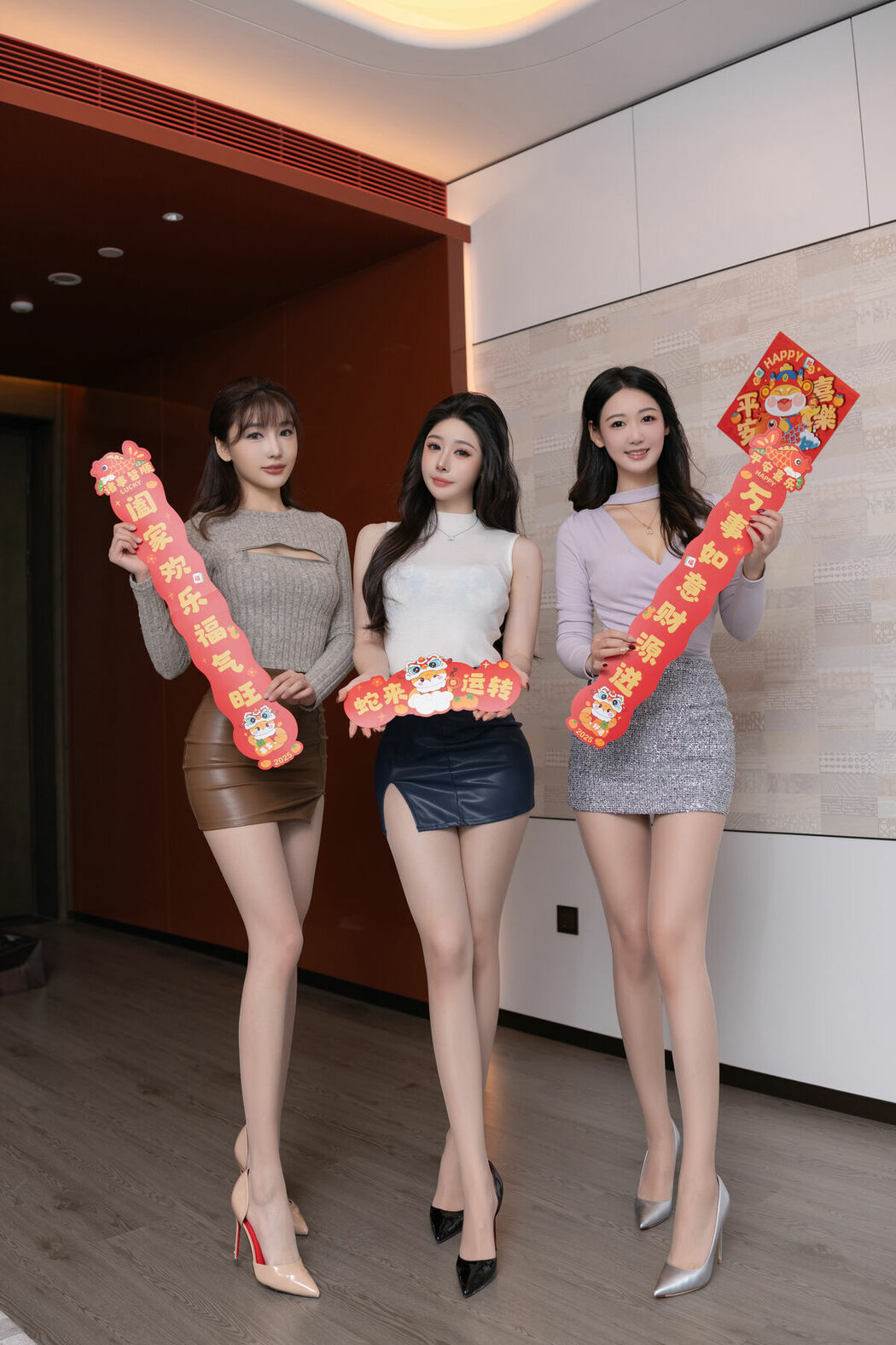 内购无水印 Lu Xuan Xuan 陆萱萱 And Shi Xiao Dou Dou 是小逗逗 And Tang An Qi 唐安琪 &ndash; 秀人网模特 三姐妹闹新春 Part01 (52P)