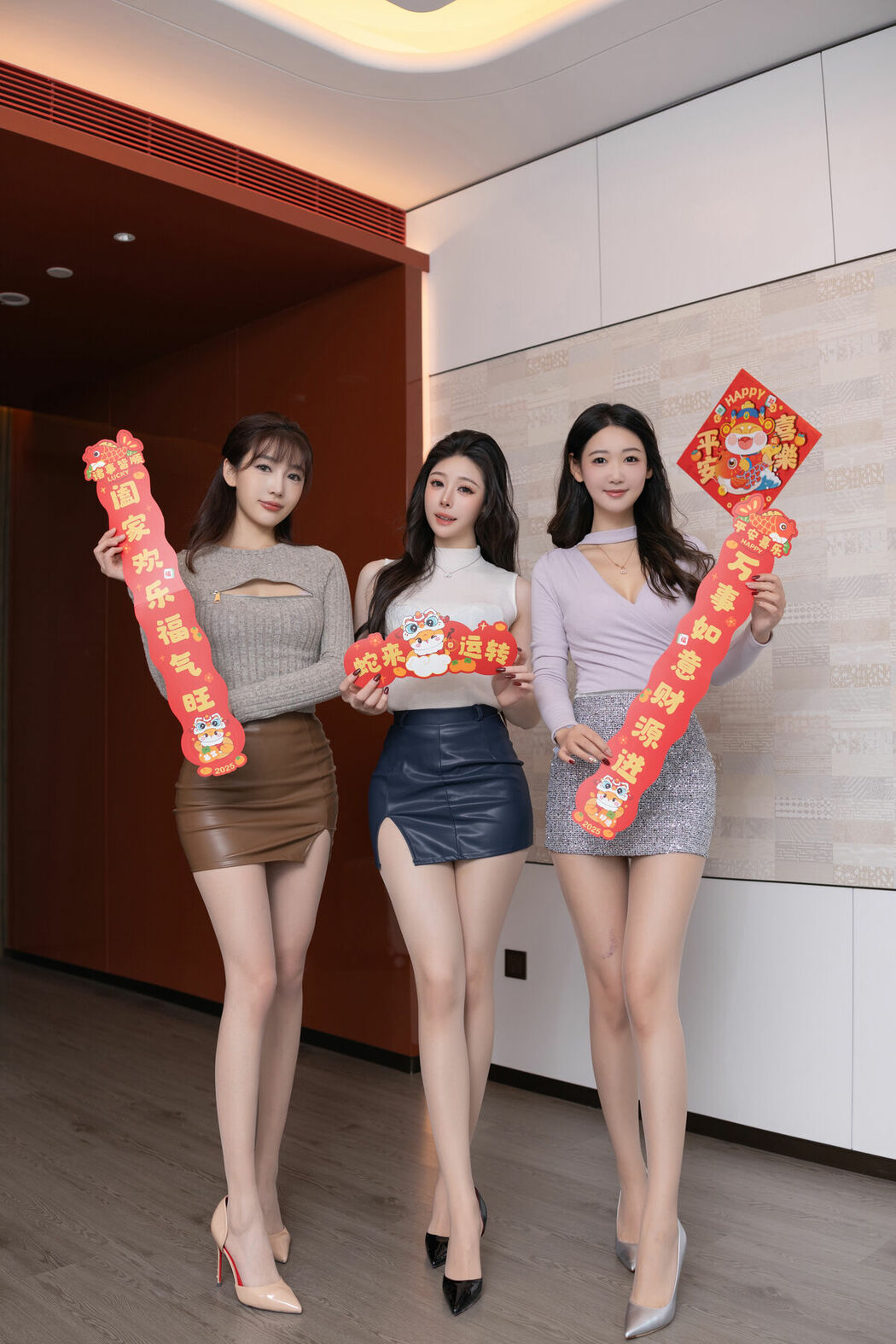 内购无水印 Lu Xuan Xuan 陆萱萱 And Shi Xiao Dou Dou 是小逗逗 And Tang An Qi 唐安琪 &ndash; 秀人网模特 三姐妹闹新春 Part01 (52P)