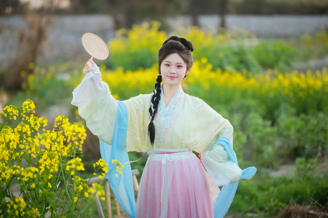 YiTuYu艺图语 Vol.10139 Jin Tian Yao Qu Hua Zhuang Ling (14P)