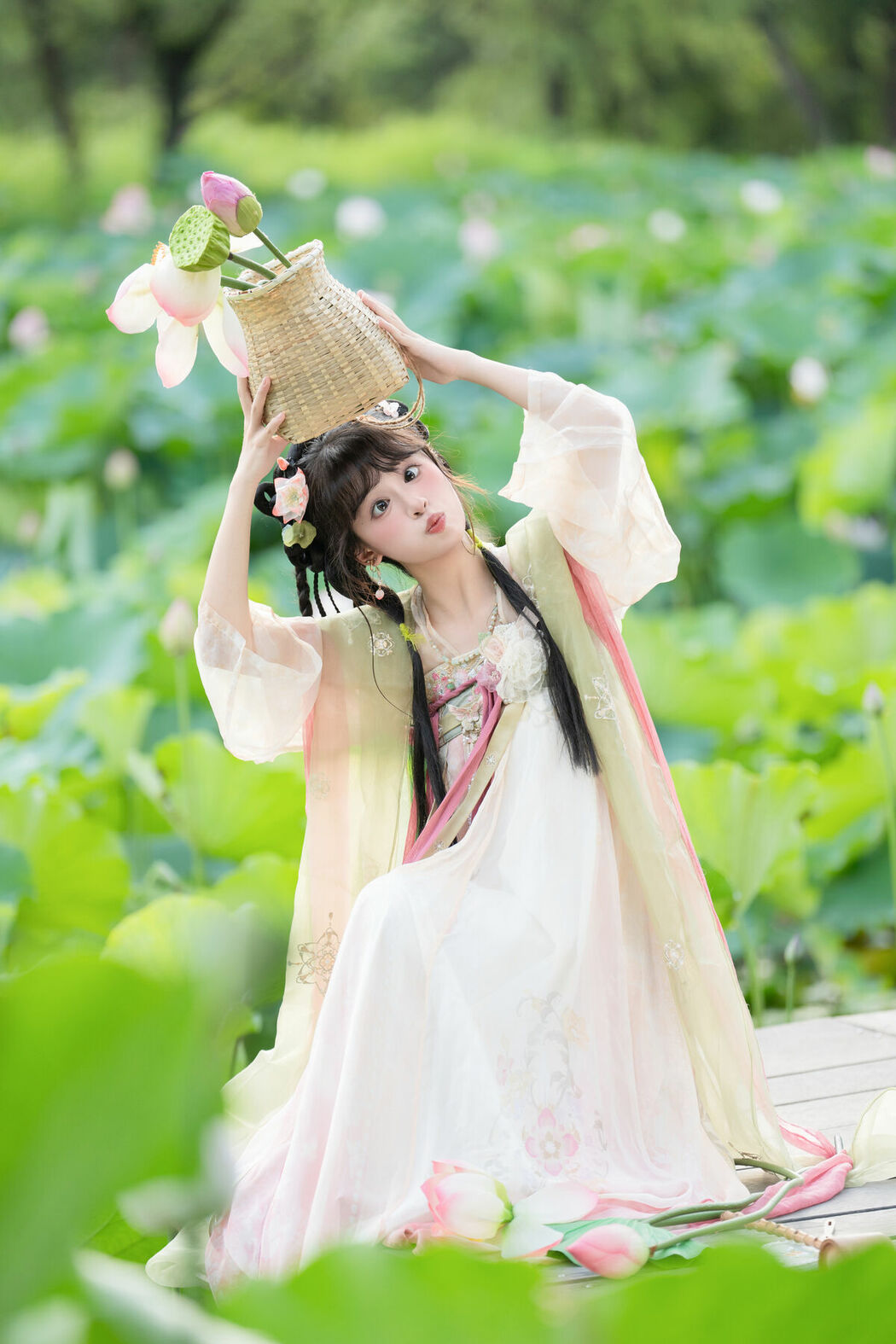 YiTuYu艺图语 Vol.10144 Xia Yu Xiao Nian (53P)