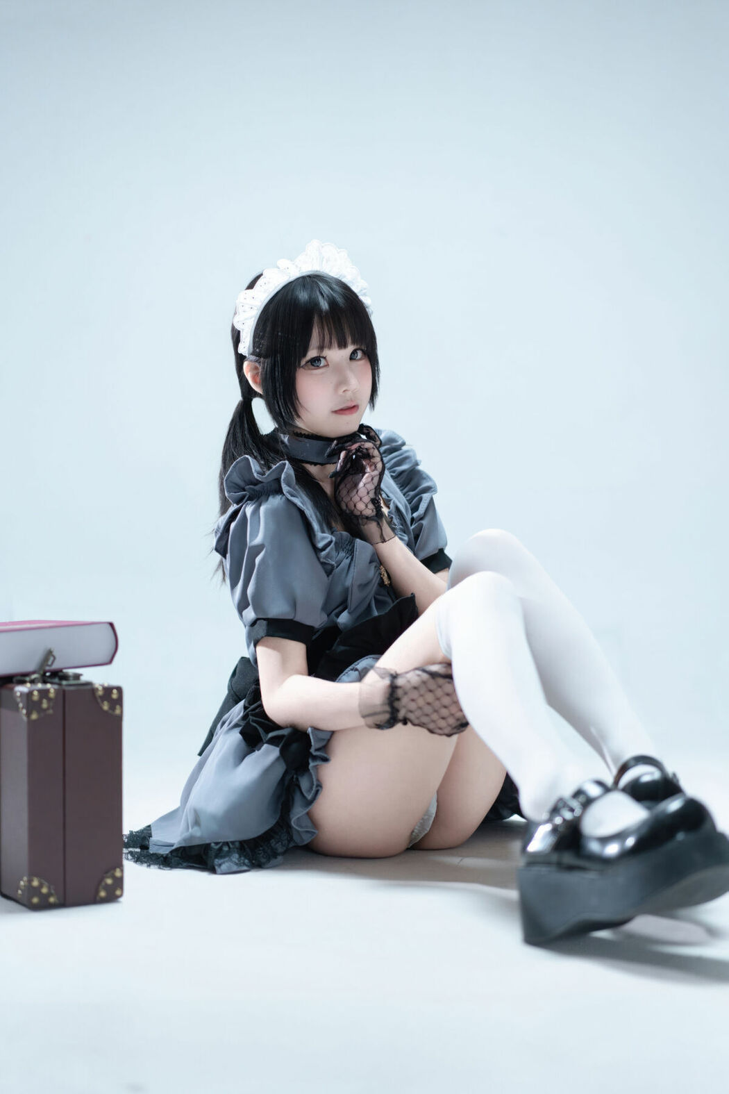 Coser@清水凪 – 手提箱与灰色女仆 (81P)