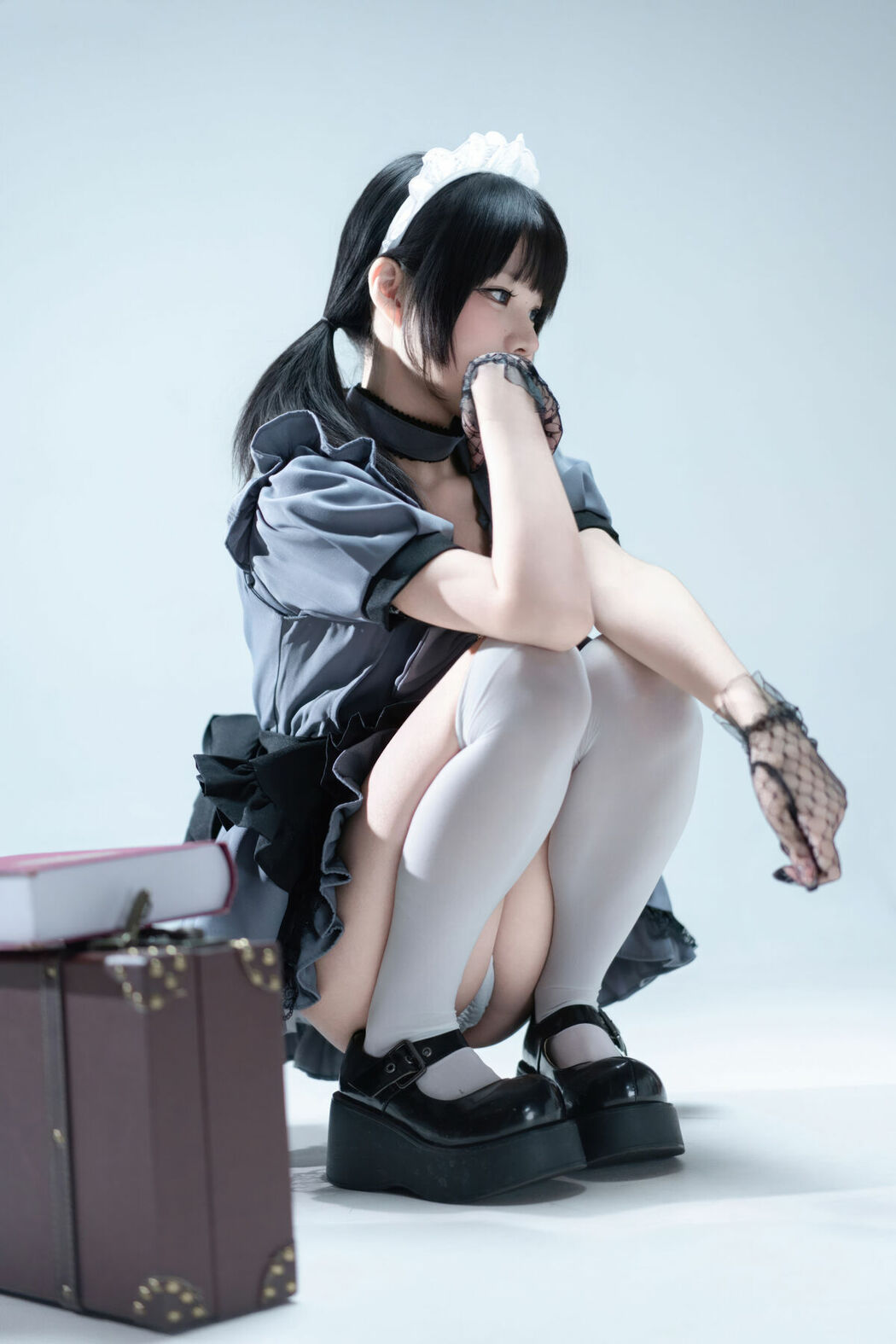 Coser@清水凪 – 手提箱与灰色女仆 (81P)