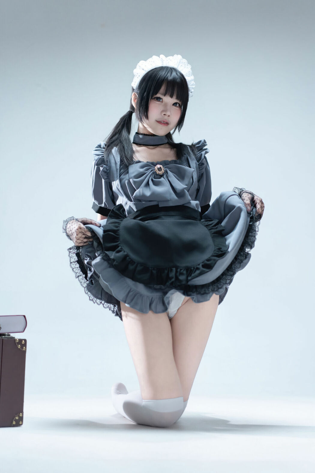 Coser@清水凪 – 手提箱与灰色女仆 (81P)