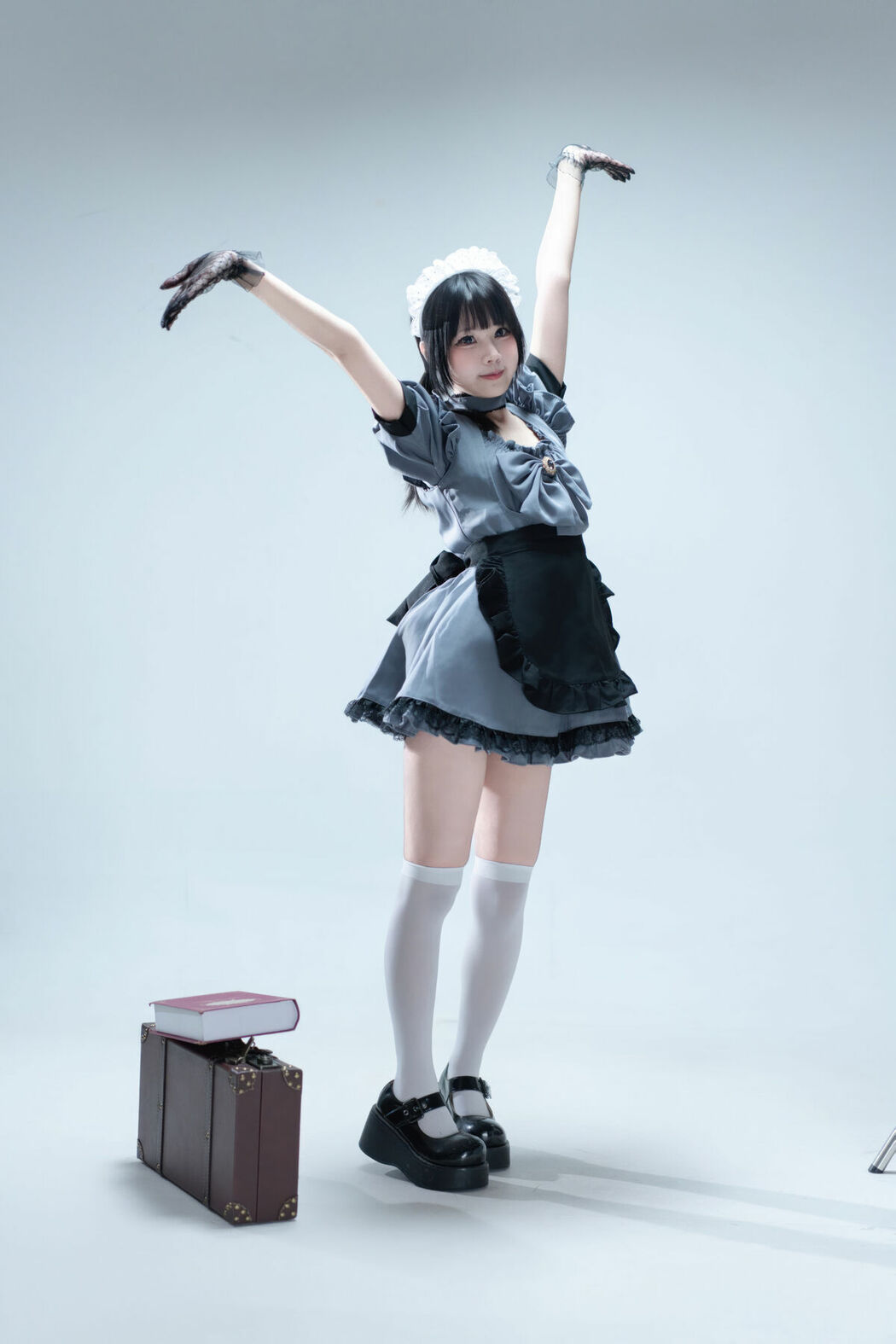 Coser@清水凪 – 手提箱与灰色女仆 (81P)