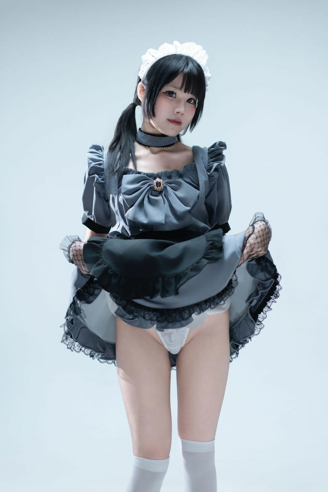 Coser@清水凪 – 手提箱与灰色女仆 (81P)