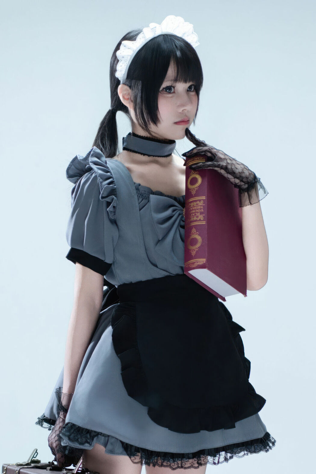 Coser@清水凪 – 手提箱与灰色女仆 (81P)