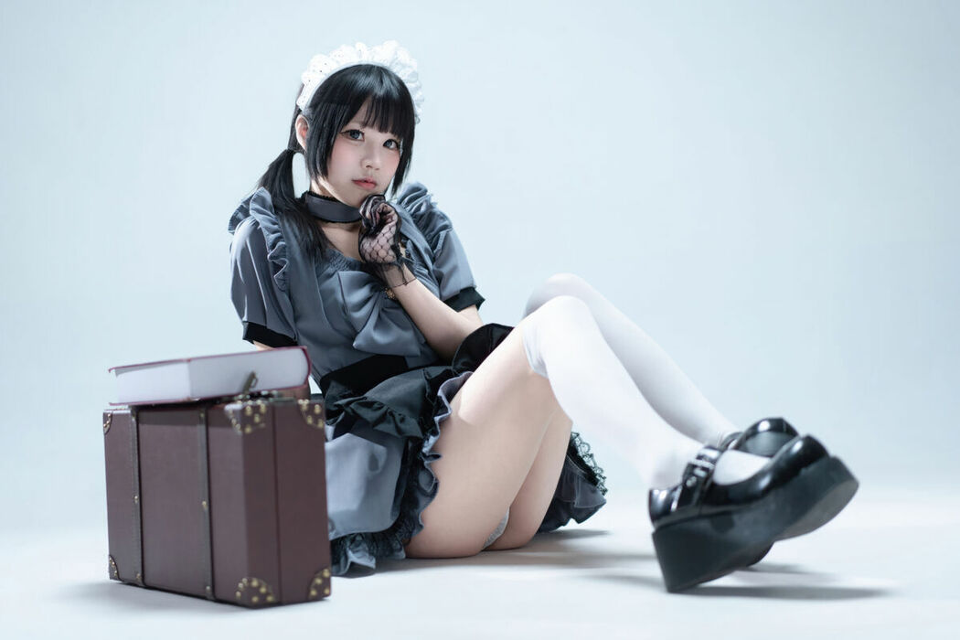 Coser@清水凪 – 手提箱与灰色女仆 (81P)