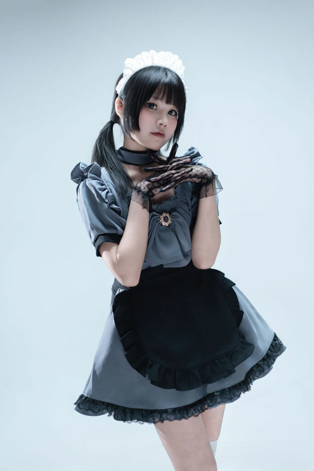 Coser@清水凪 – 手提箱与灰色女仆 (81P)