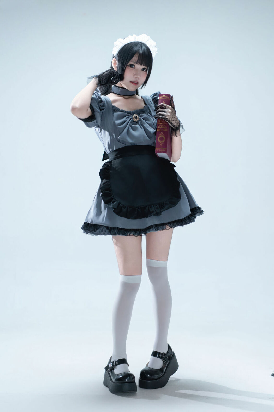 Coser@清水凪 – 手提箱与灰色女仆 (81P)