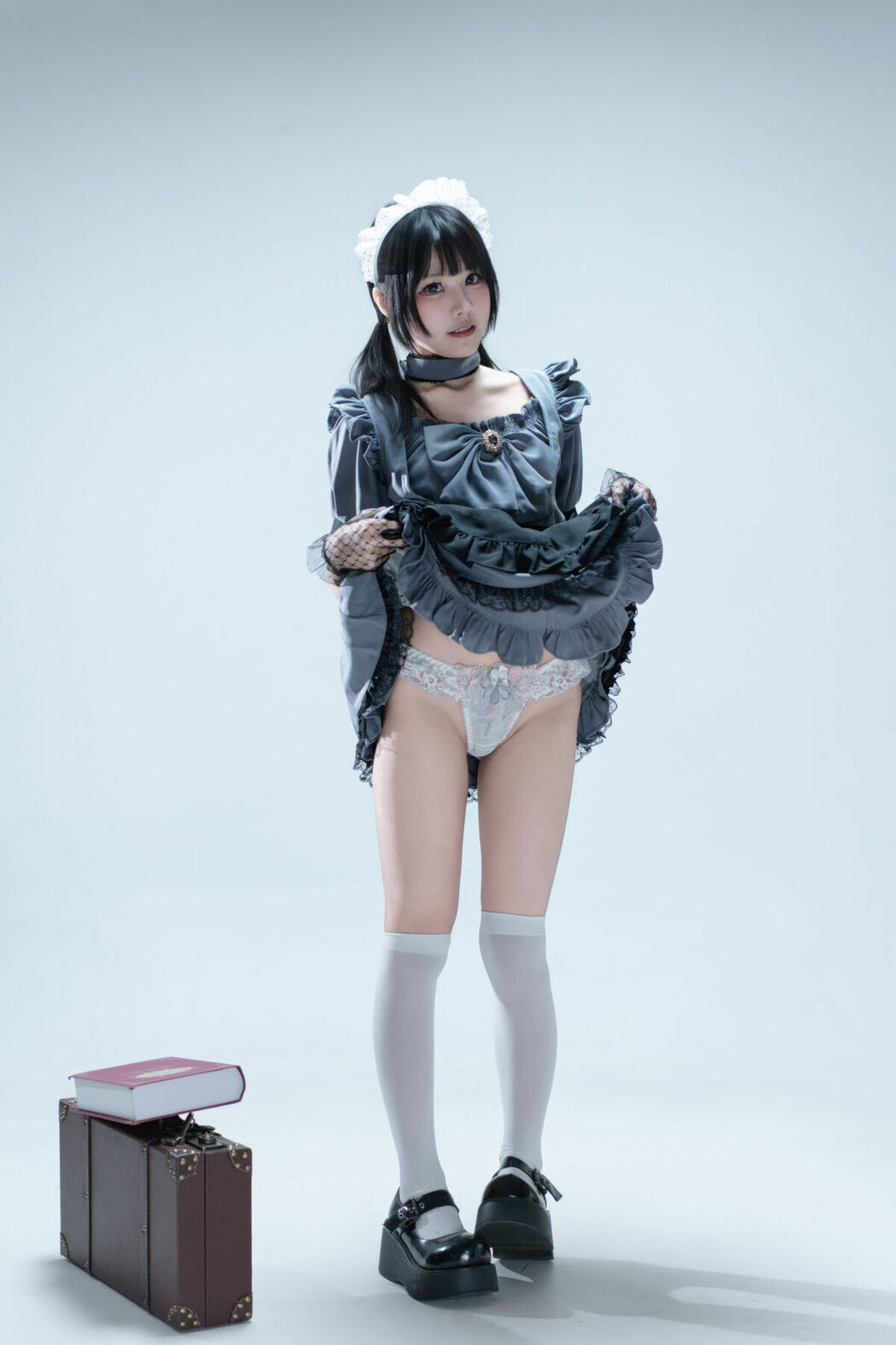 Coser@清水凪 – 手提箱与灰色女仆 (81P)