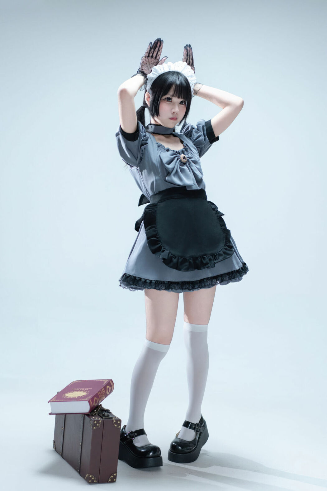Coser@清水凪 – 手提箱与灰色女仆 (81P)