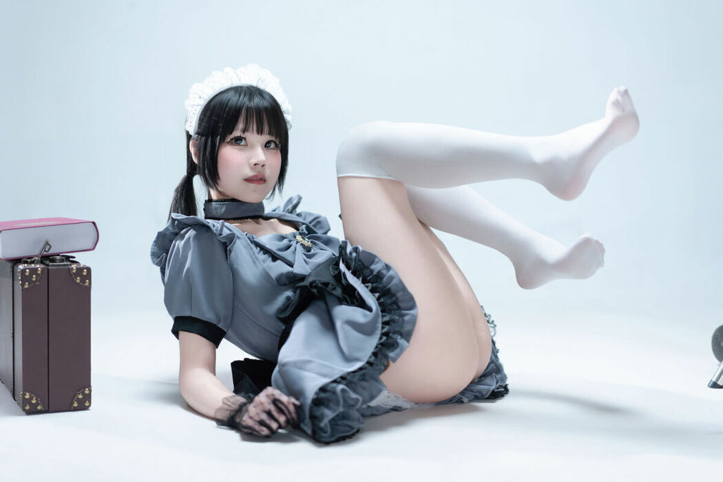 Coser@清水凪 – 手提箱与灰色女仆 (81P)