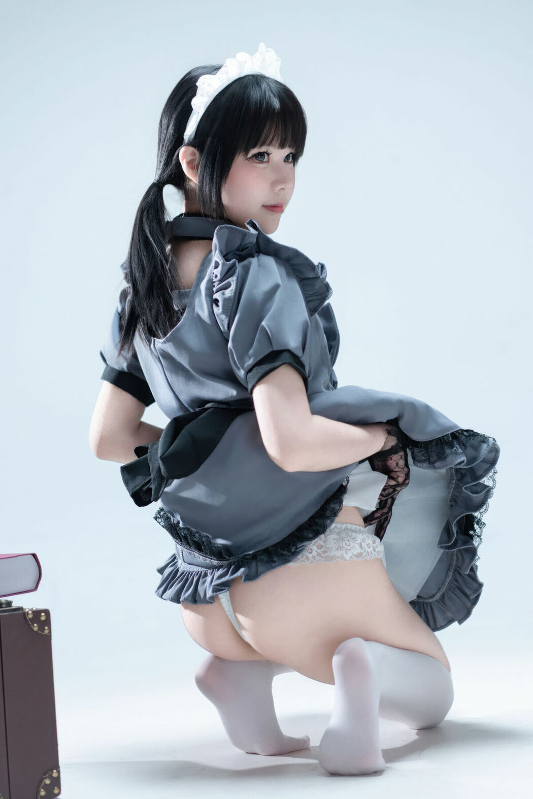 Coser@清水凪 – 手提箱与灰色女仆 (81P)