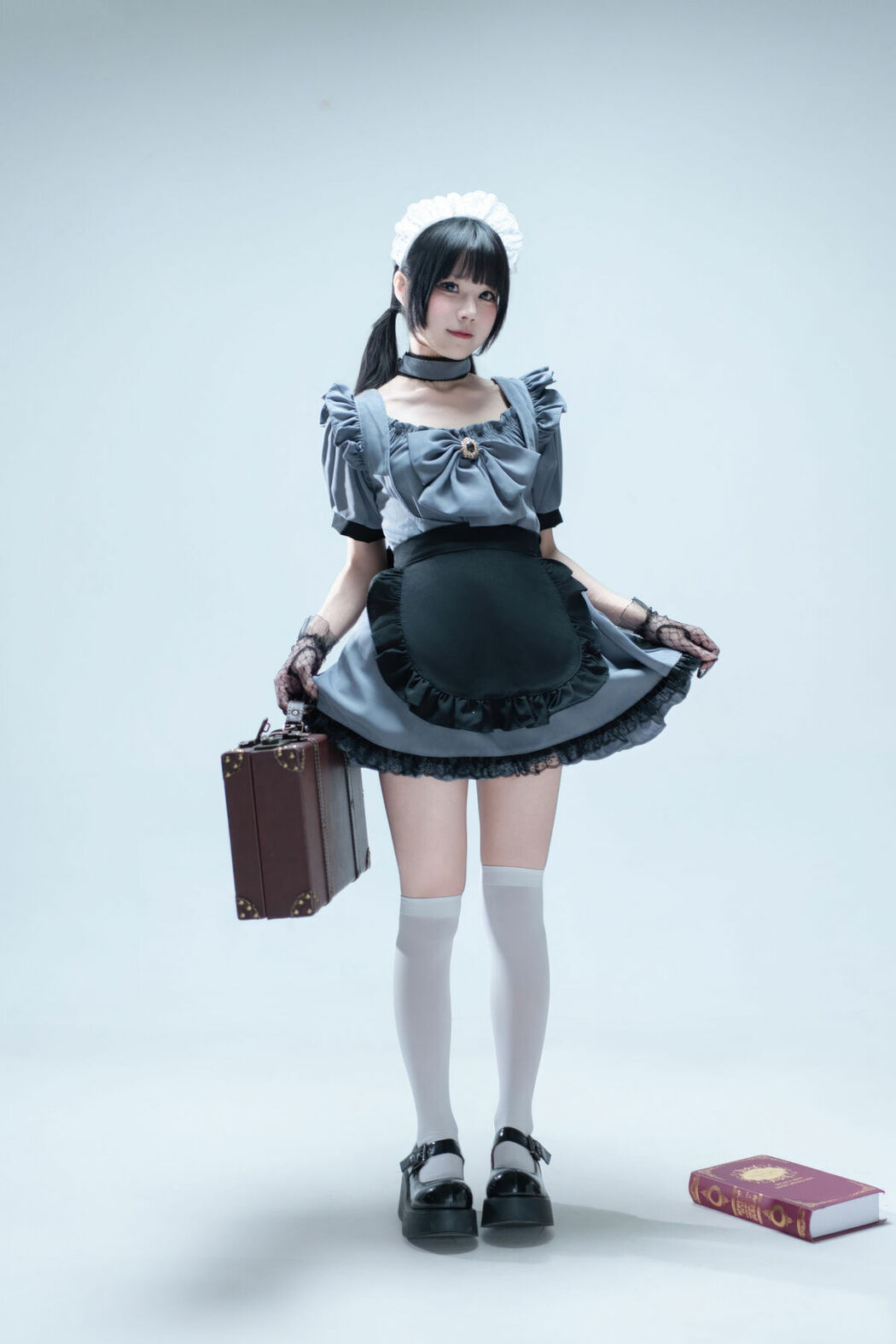 Coser@清水凪 – 手提箱与灰色女仆 (81P)