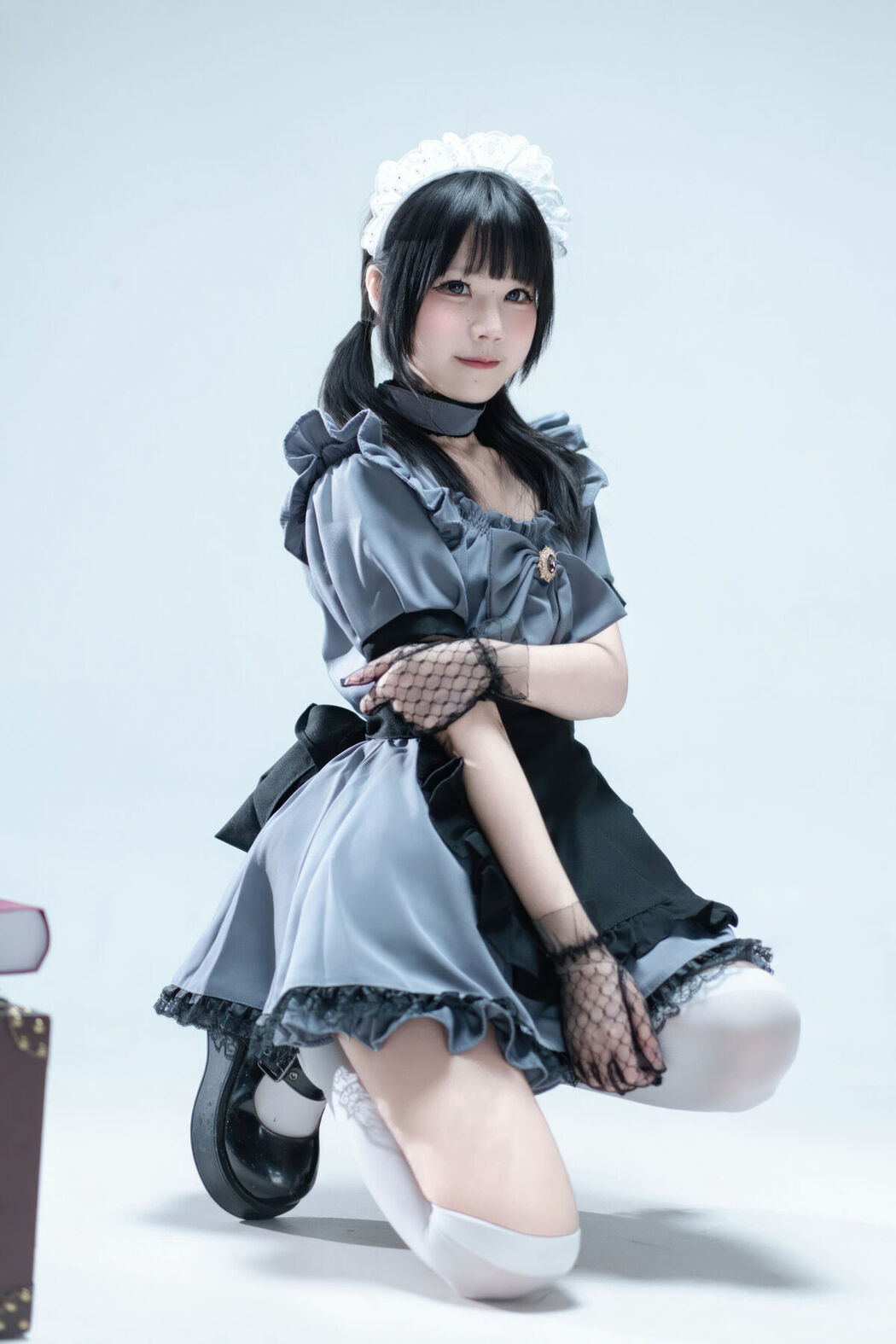 Coser@清水凪 – 手提箱与灰色女仆 (81P)