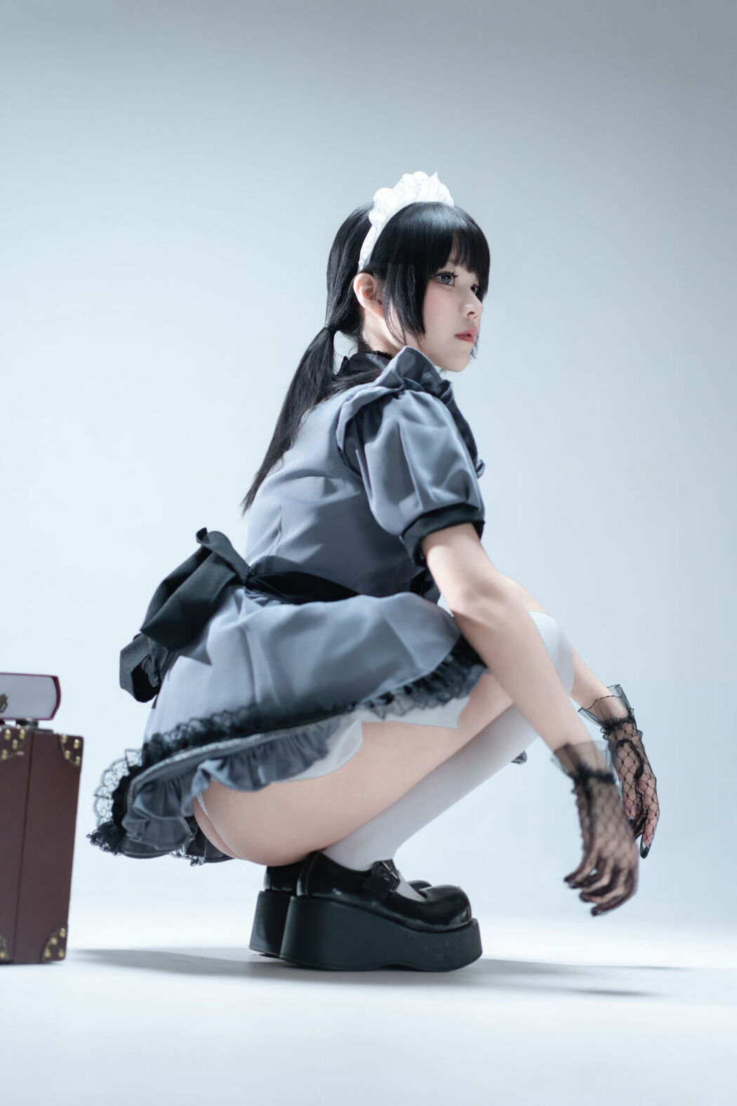 Coser@清水凪 – 手提箱与灰色女仆 (81P)