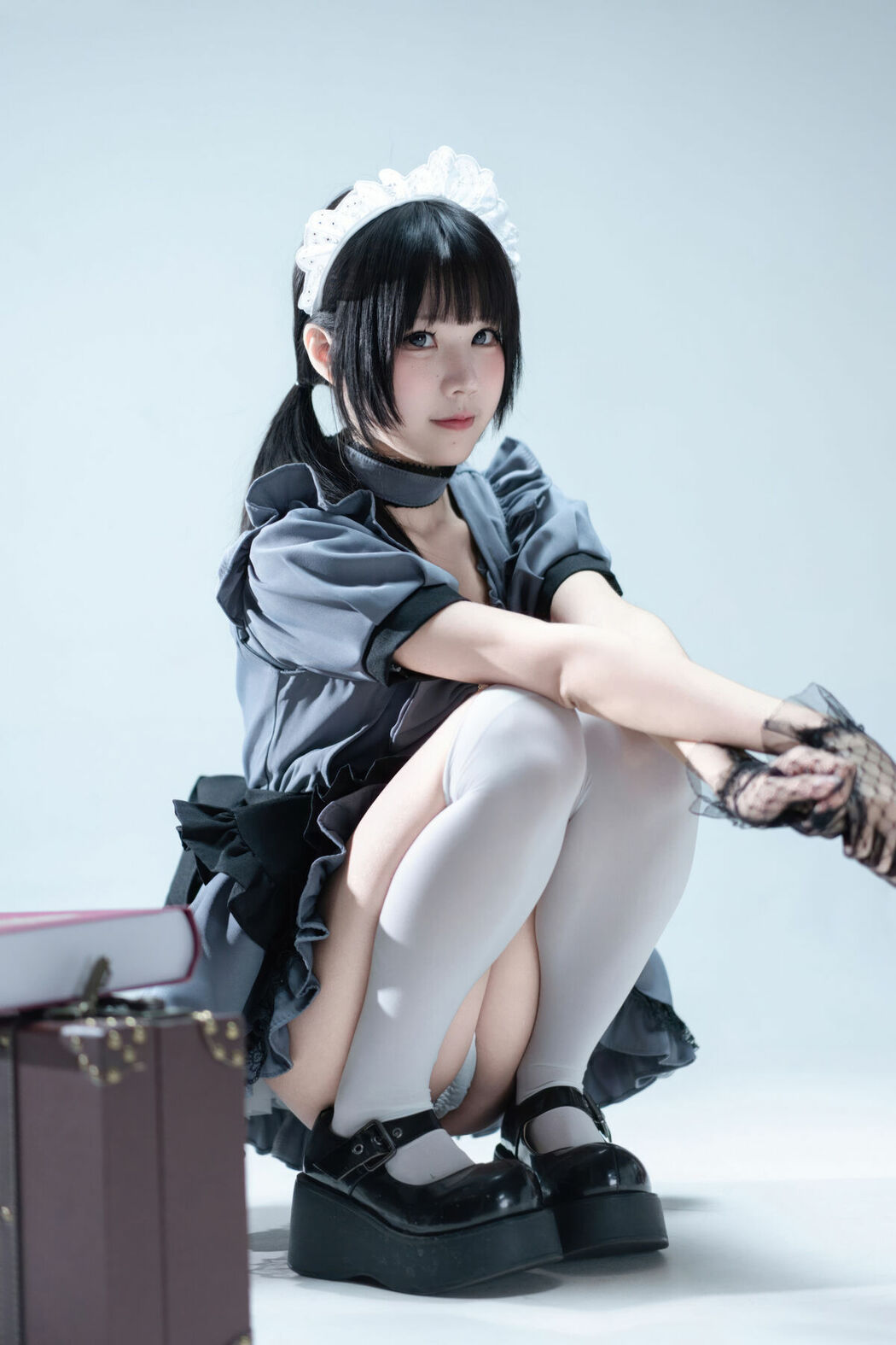 Coser@清水凪 – 手提箱与灰色女仆 (81P)