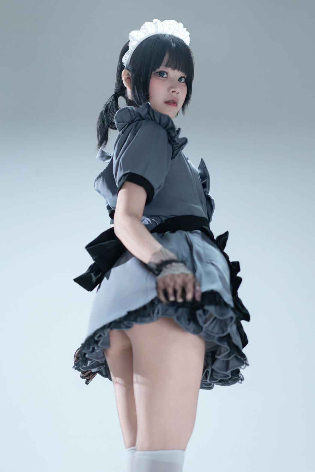 Coser@清水凪 – 手提箱与灰色女仆 (81P)