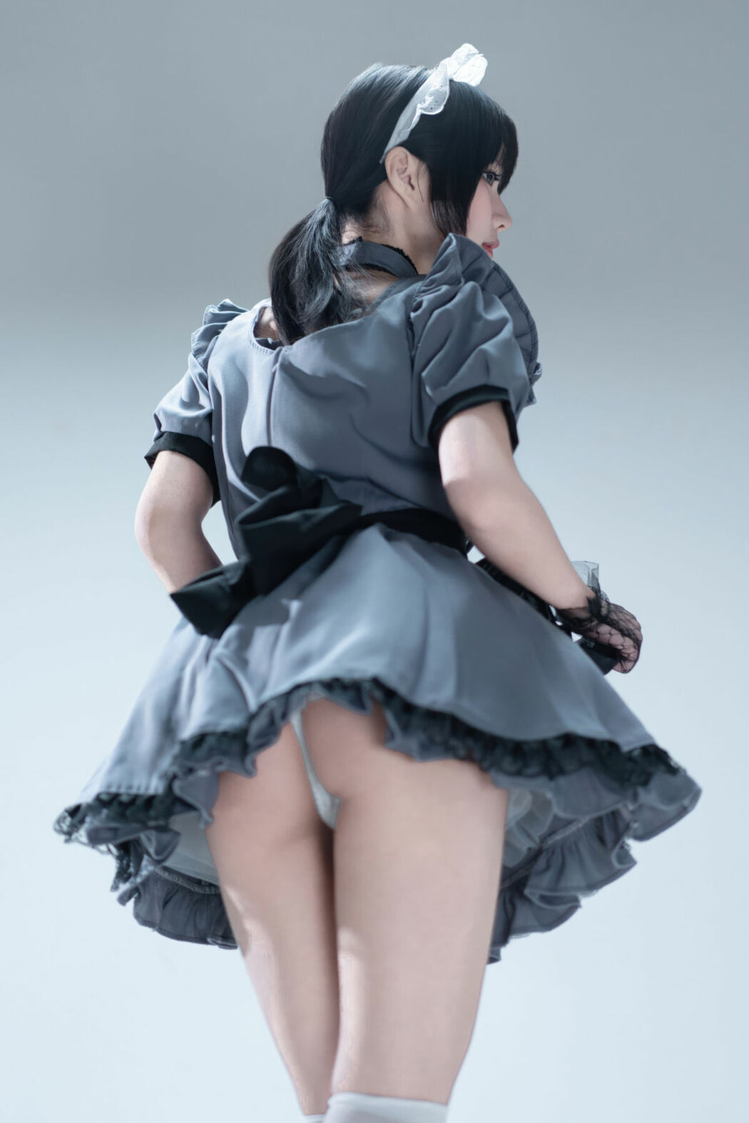 Coser@清水凪 – 手提箱与灰色女仆 (81P)