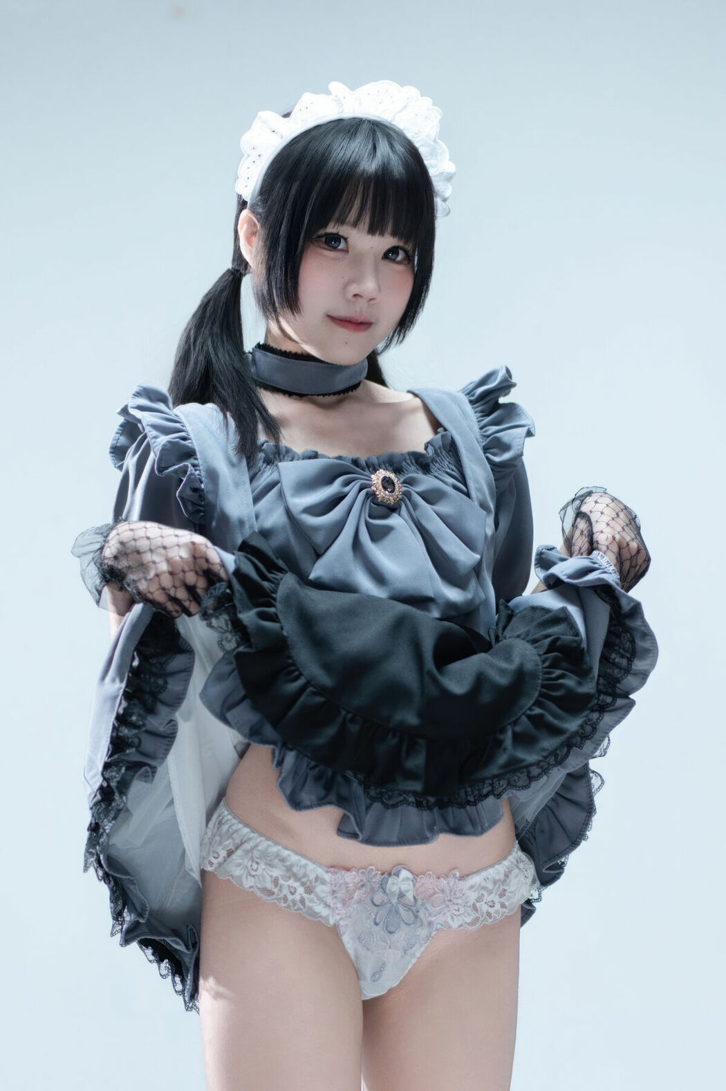 Coser@清水凪 – 手提箱与灰色女仆 (81P)