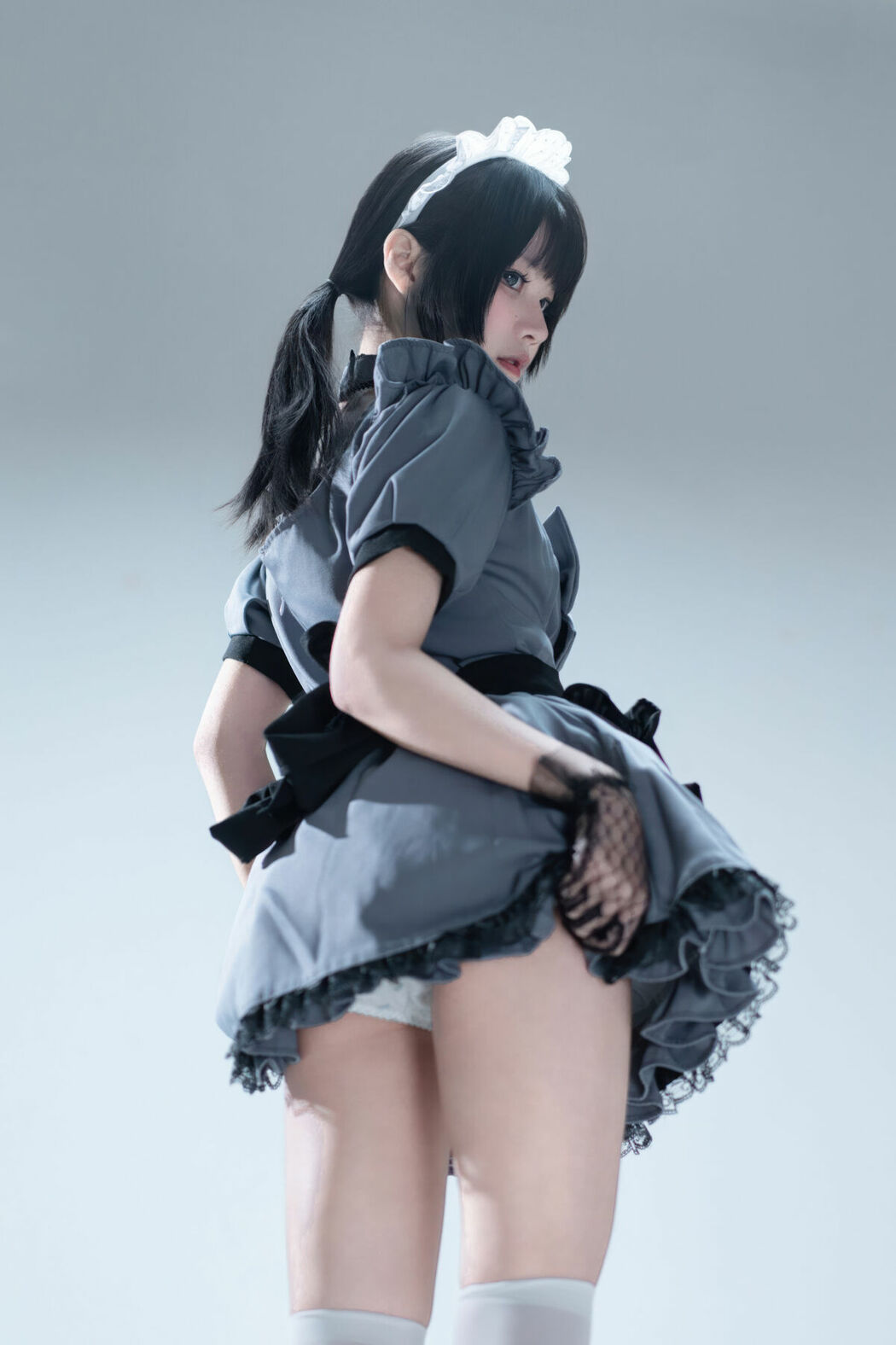 Coser@清水凪 – 手提箱与灰色女仆 (81P)