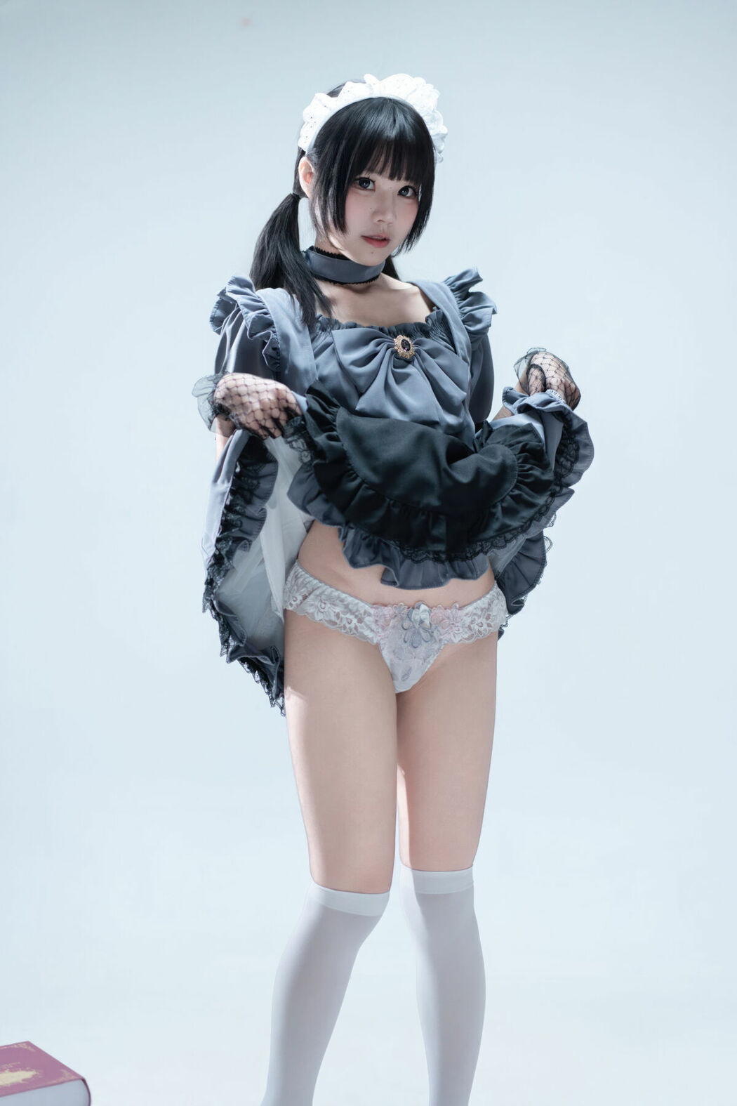 Coser@清水凪 – 手提箱与灰色女仆 (81P)