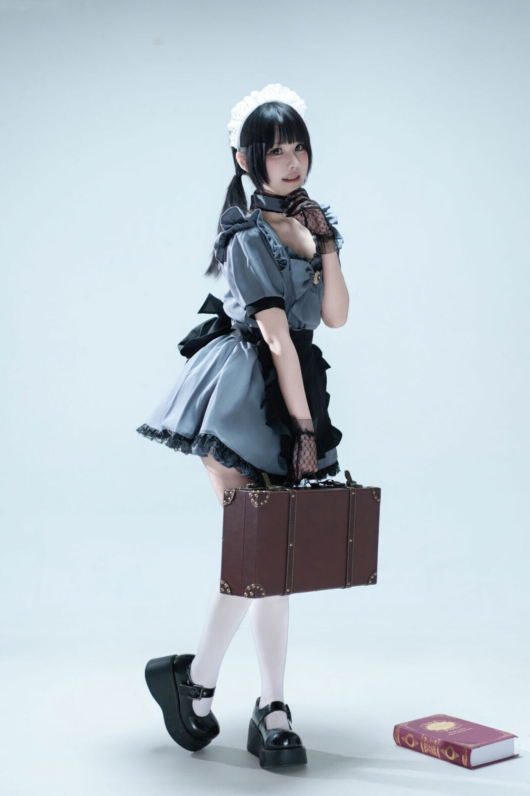 Coser@清水凪 – 手提箱与灰色女仆 (81P)