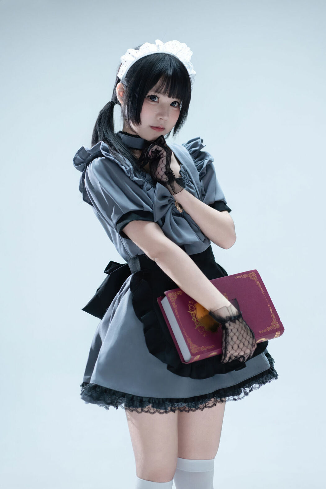 Coser@清水凪 – 手提箱与灰色女仆 (81P)