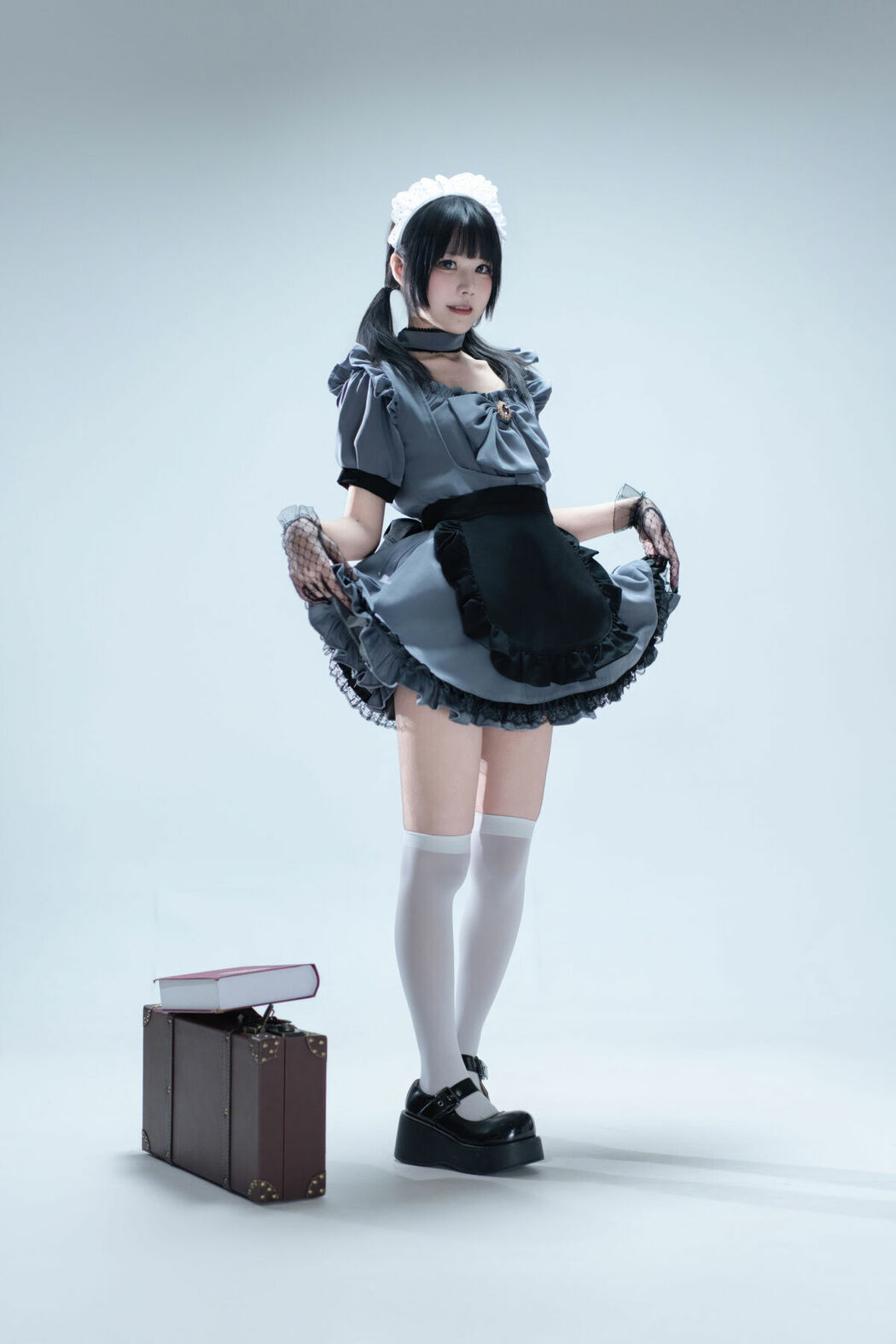 Coser@清水凪 – 手提箱与灰色女仆 (81P)