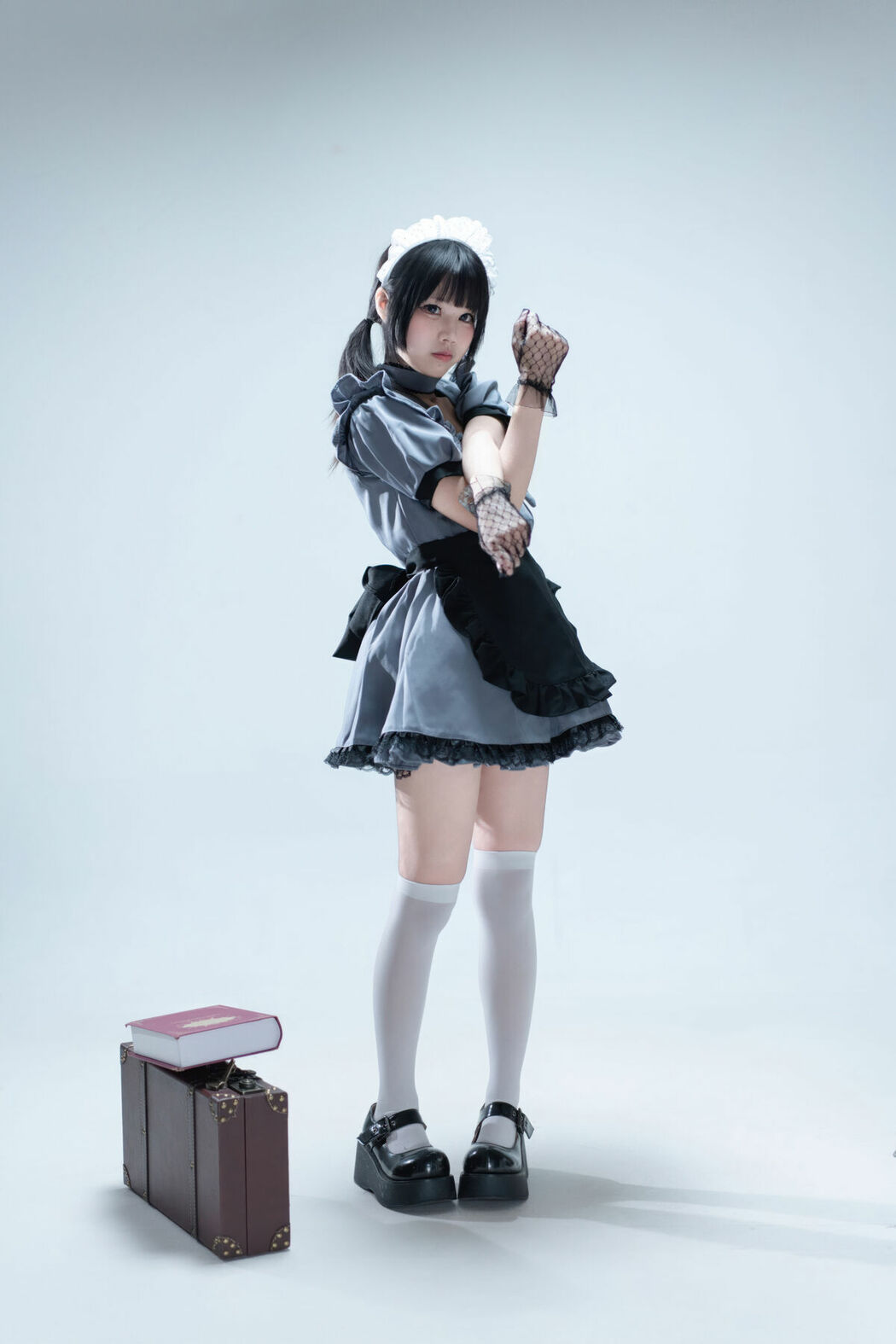 Coser@清水凪 – 手提箱与灰色女仆 (81P)