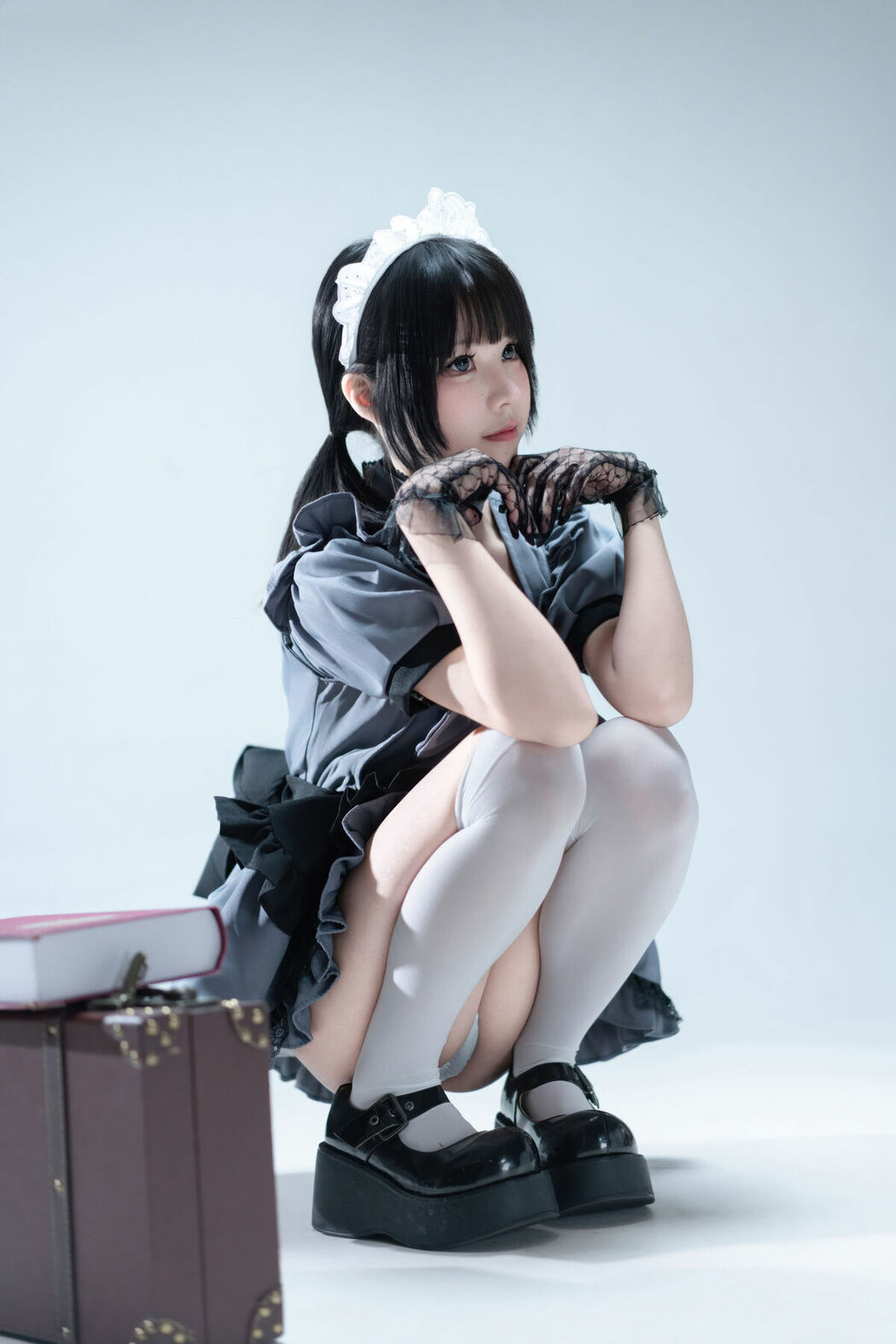 Coser@清水凪 – 手提箱与灰色女仆 (81P)