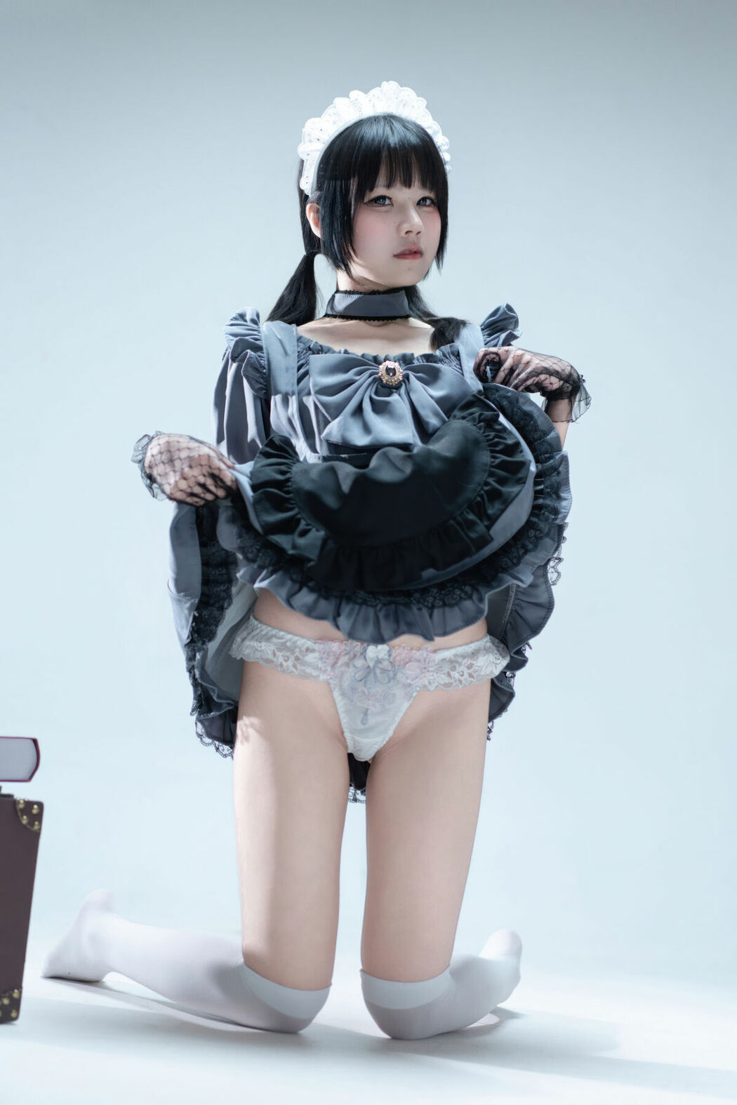 Coser@清水凪 – 手提箱与灰色女仆 (81P)