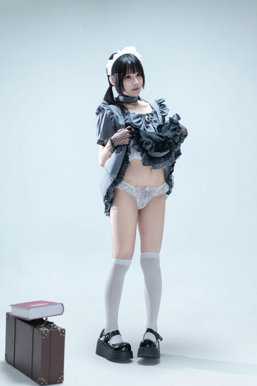 Coser@清水凪 – 手提箱与灰色女仆 (81P)