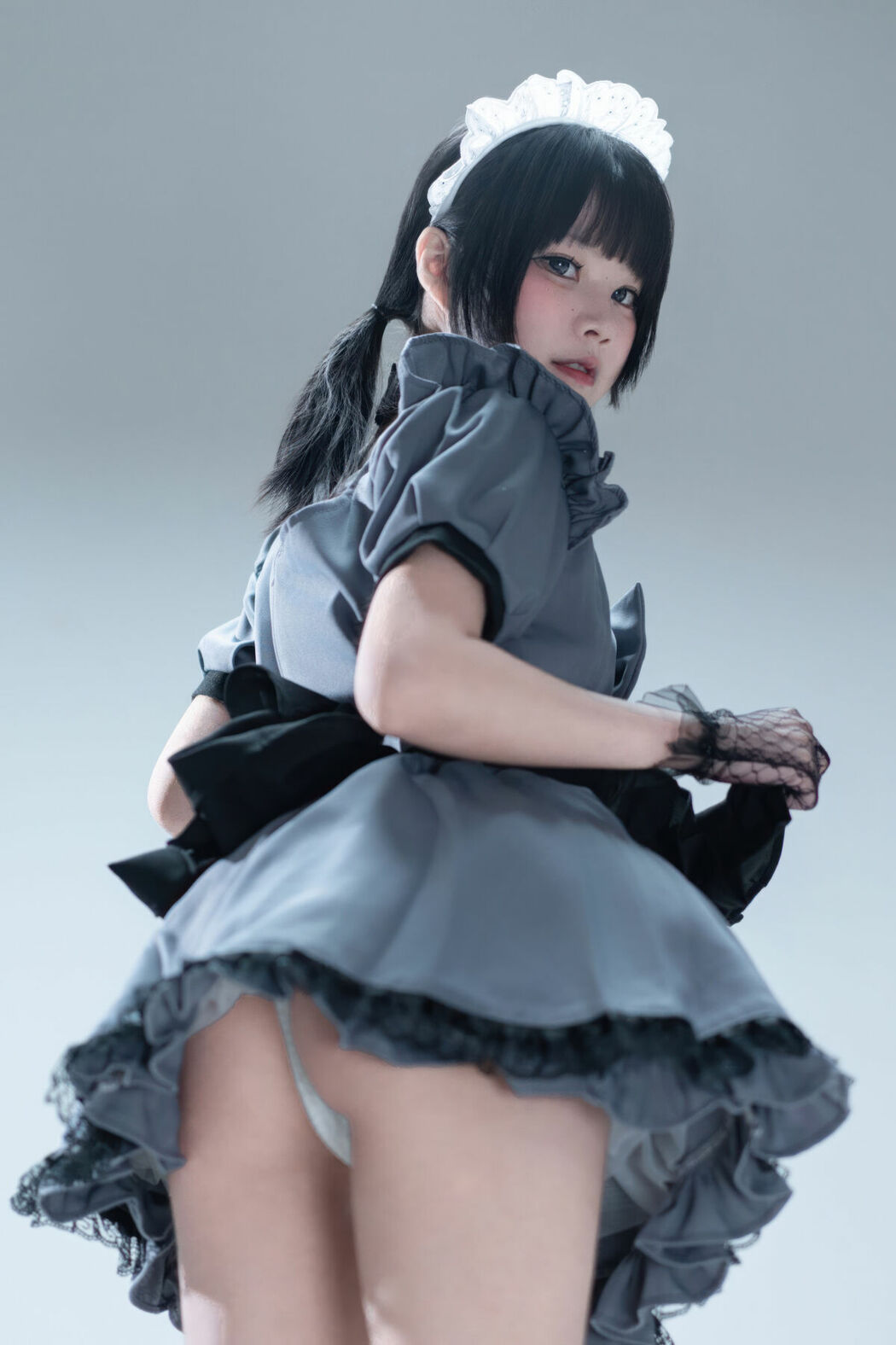 Coser@清水凪 – 手提箱与灰色女仆 (81P)
