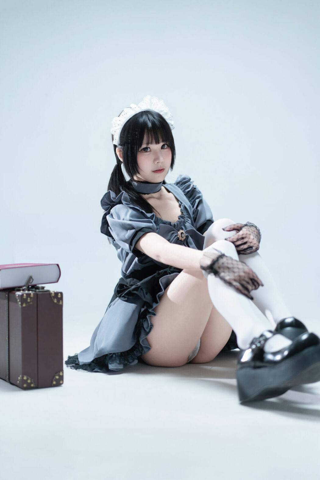 Coser@清水凪 – 手提箱与灰色女仆 (81P)