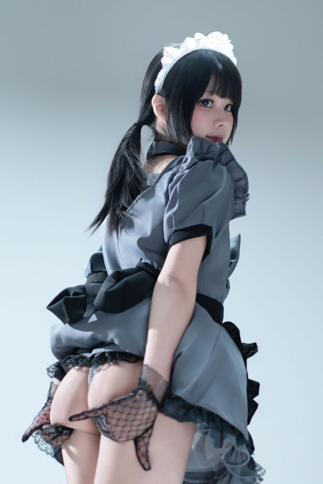 Coser@清水凪 – 手提箱与灰色女仆 (81P)