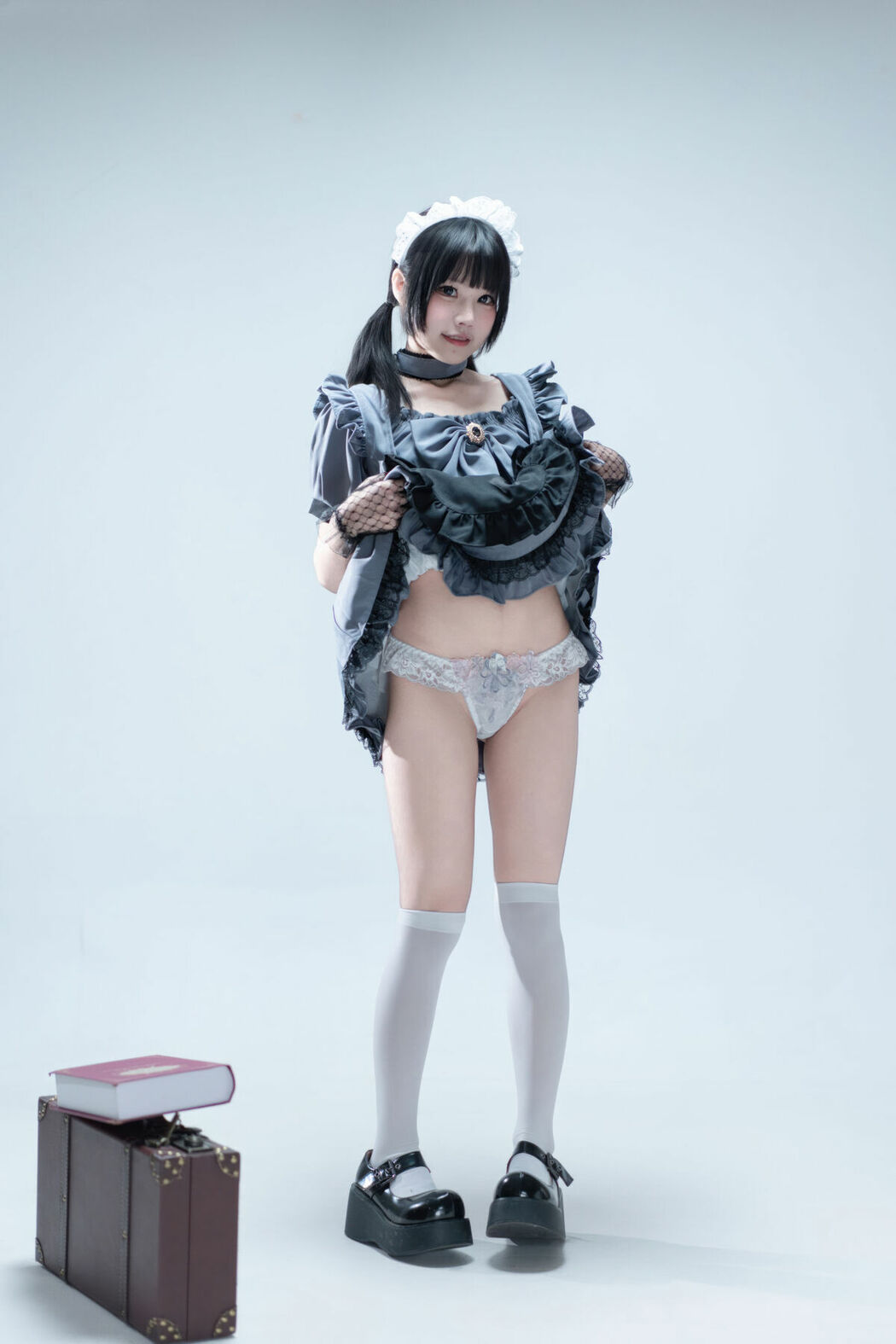 Coser@清水凪 – 手提箱与灰色女仆 (81P)