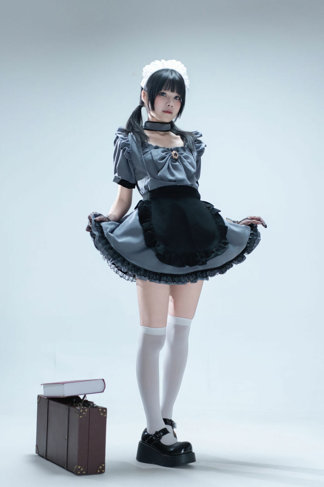 Coser@清水凪 – 手提箱与灰色女仆 (81P)