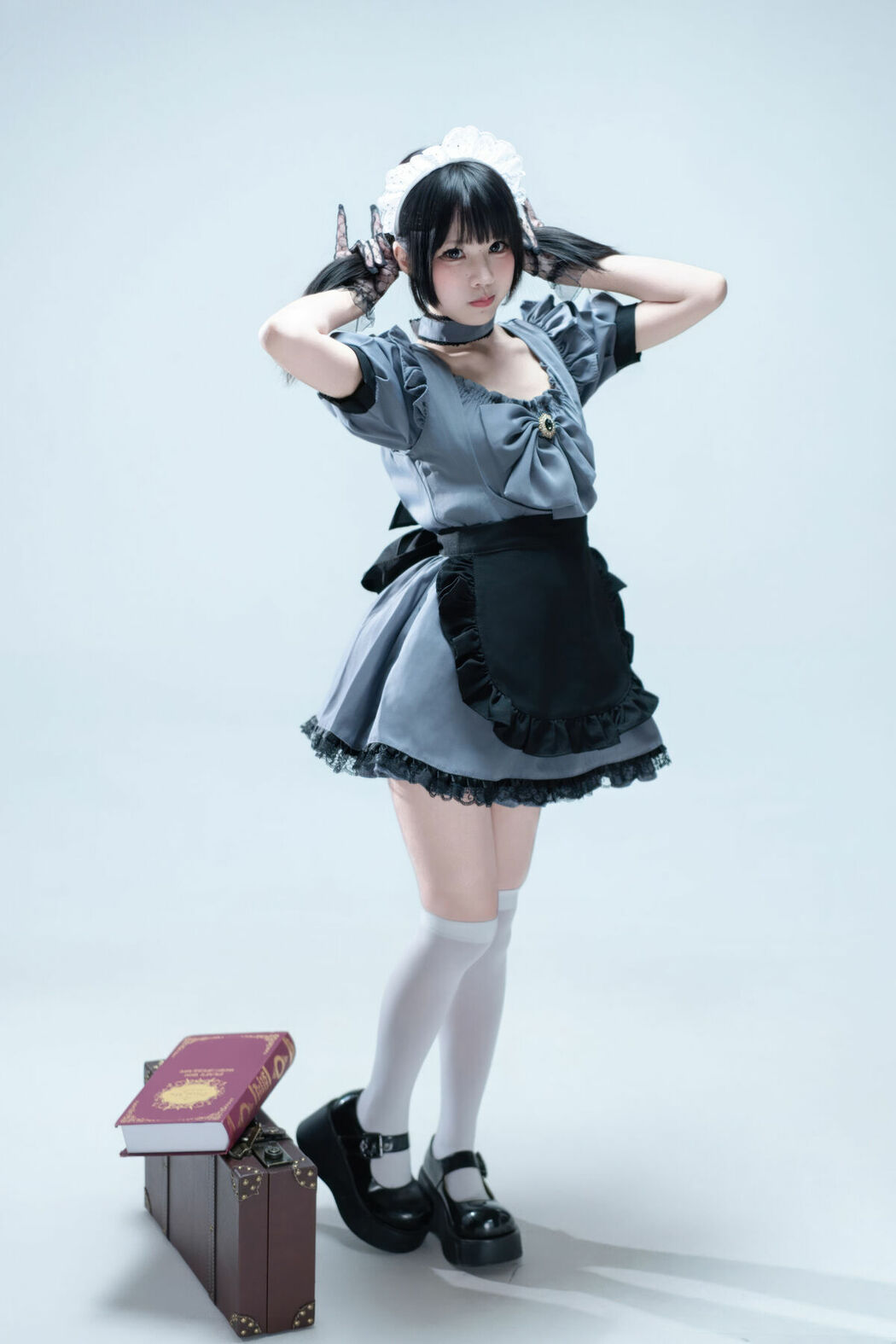 Coser@清水凪 – 手提箱与灰色女仆 (81P)
