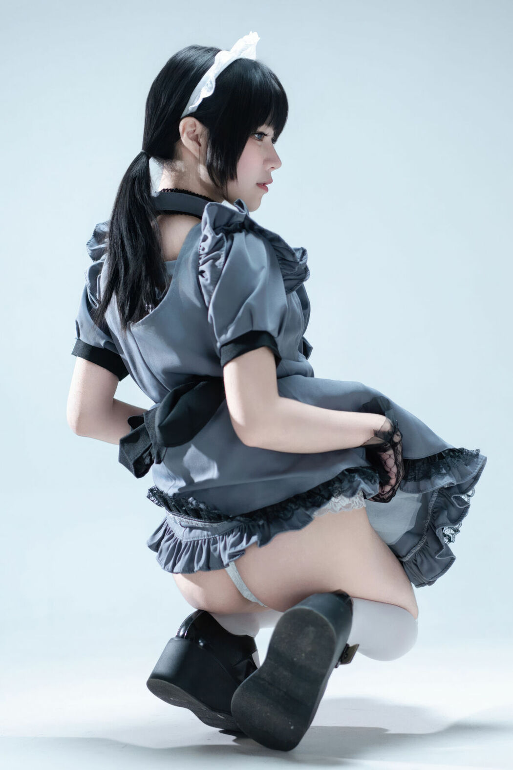 Coser@清水凪 – 手提箱与灰色女仆 (81P)