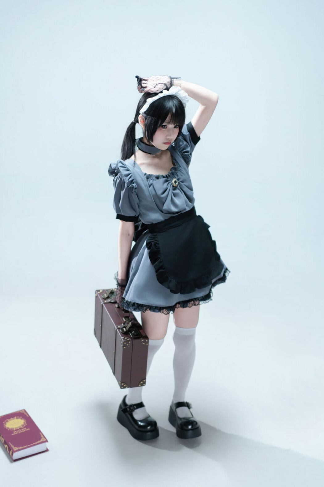 Coser@清水凪 – 手提箱与灰色女仆 (81P)