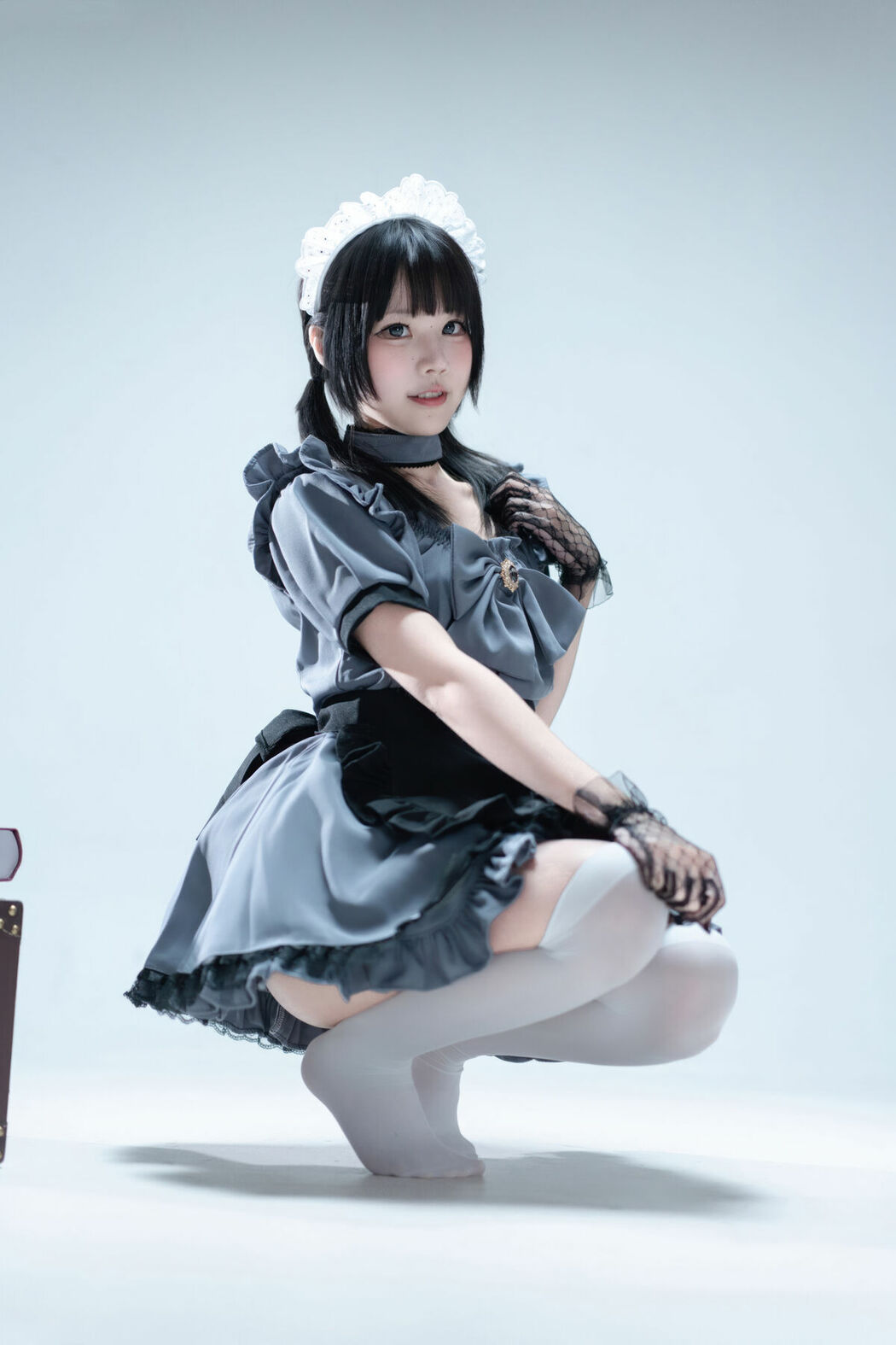 Coser@清水凪 – 手提箱与灰色女仆 (81P)