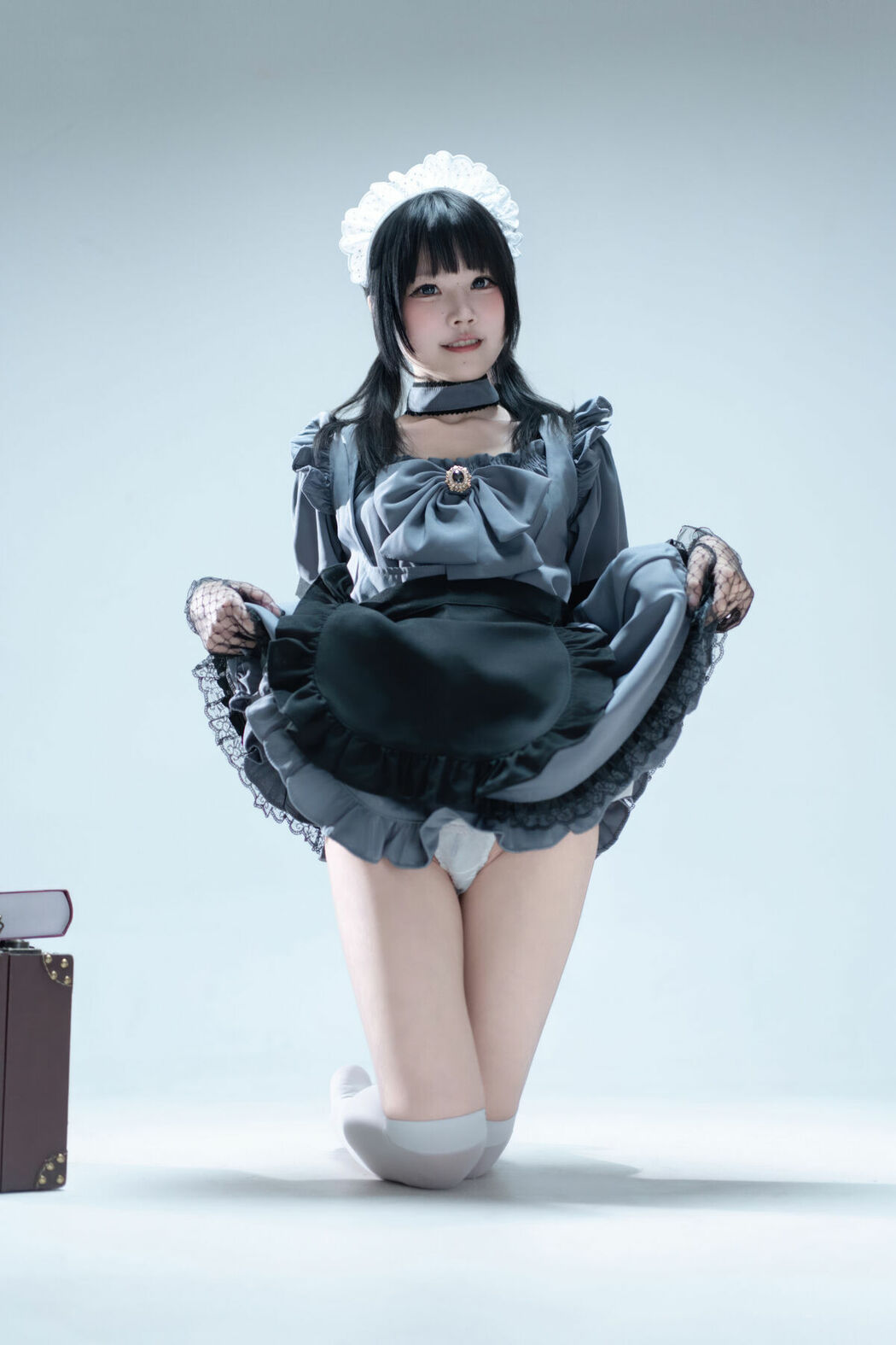 Coser@清水凪 – 手提箱与灰色女仆 (81P)