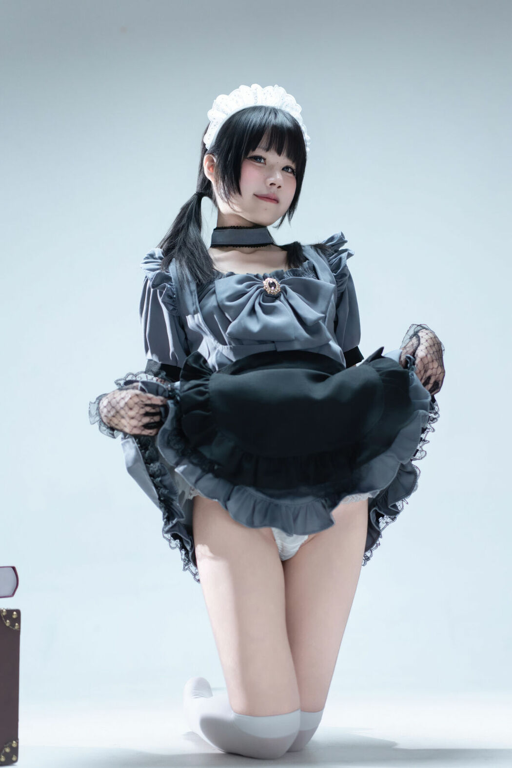 Coser@清水凪 – 手提箱与灰色女仆 (81P)