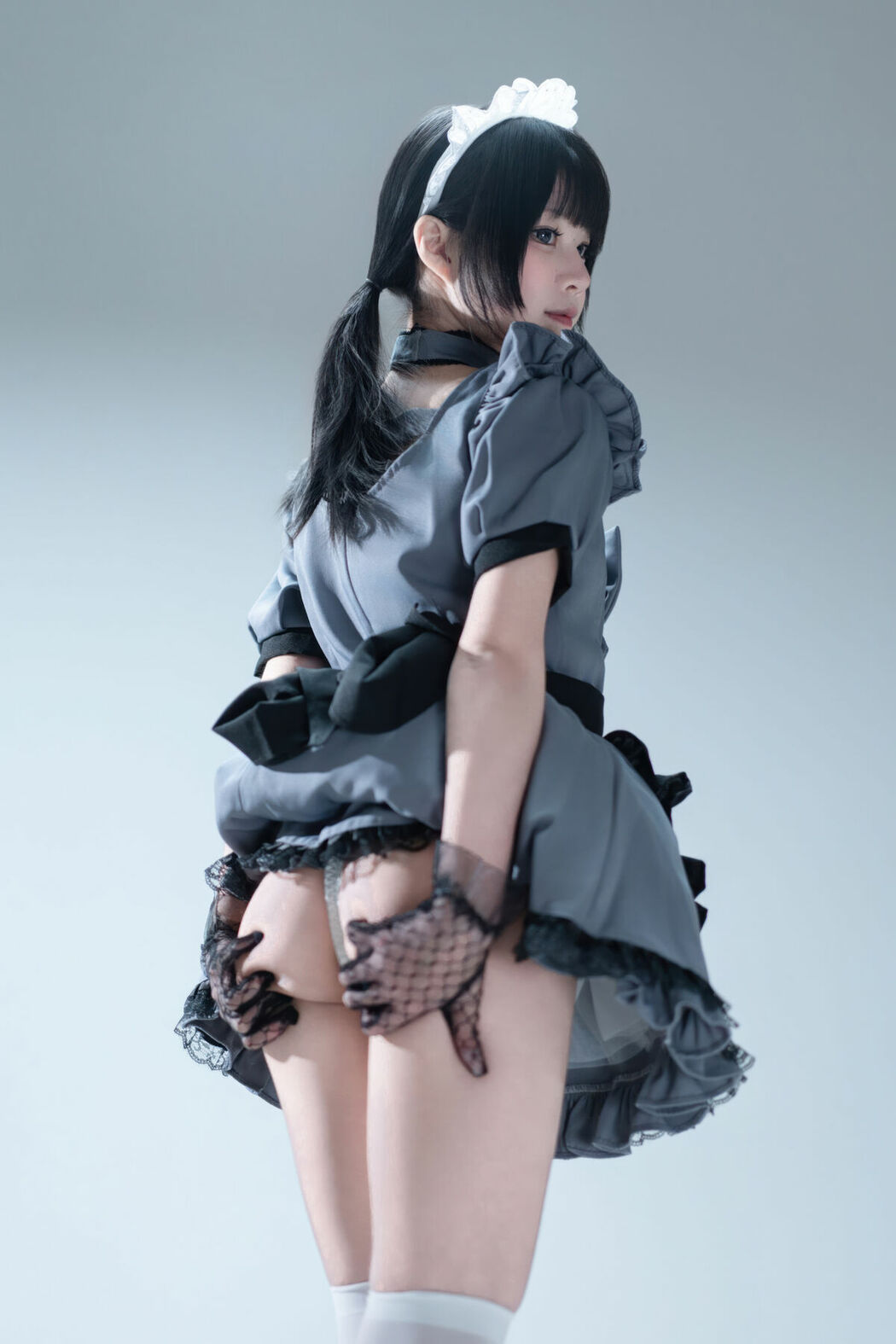 Coser@清水凪 – 手提箱与灰色女仆 (81P)