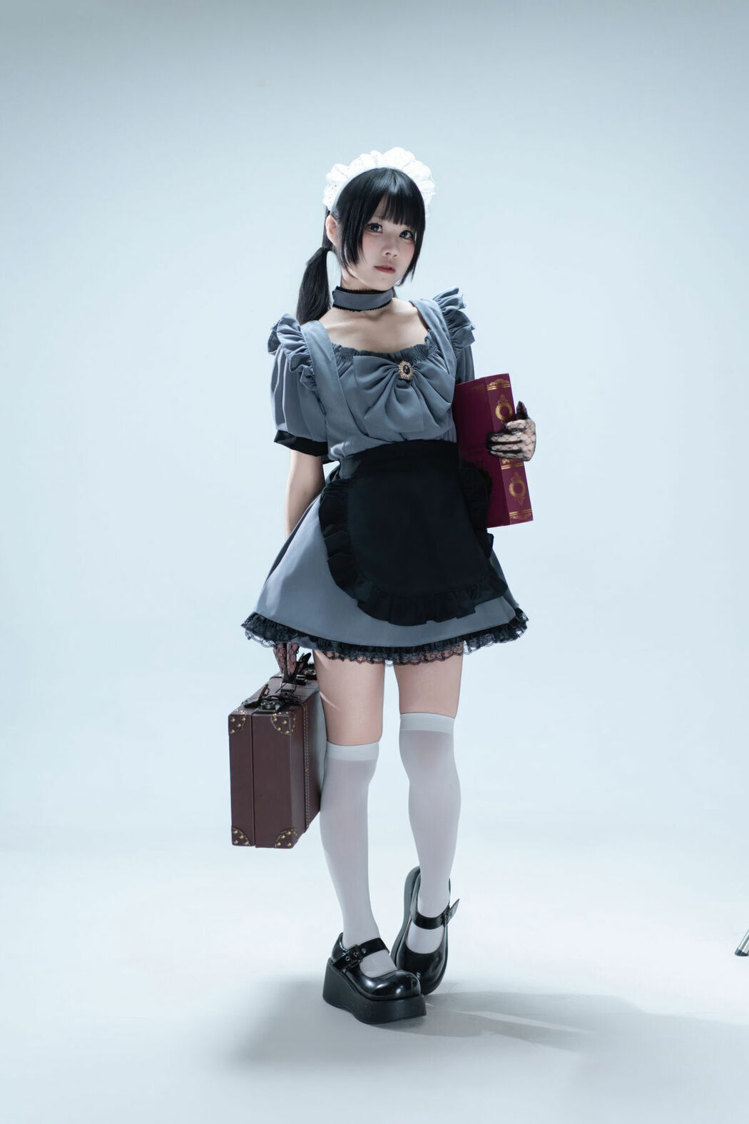 Coser@清水凪 – 手提箱与灰色女仆 (81P)