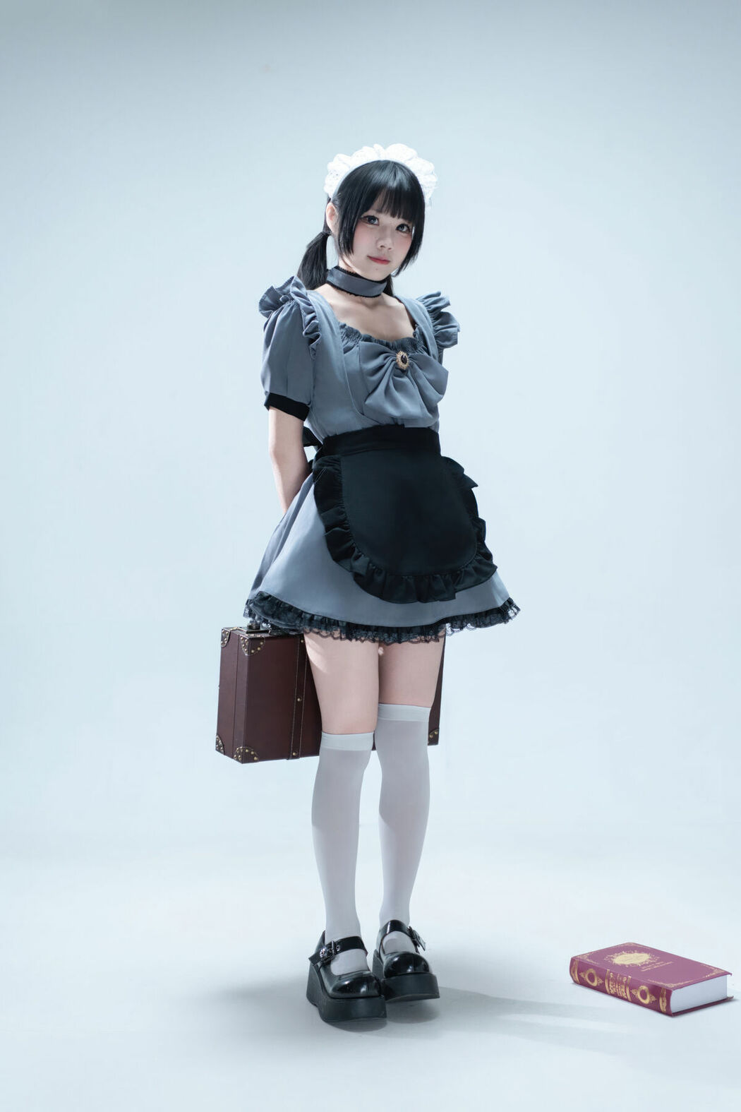 Coser@清水凪 – 手提箱与灰色女仆 (81P)