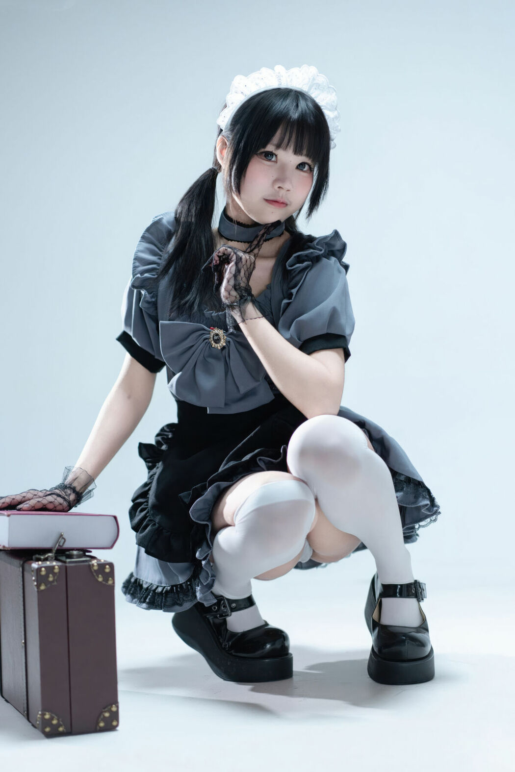 Coser@清水凪 – 手提箱与灰色女仆 (81P)