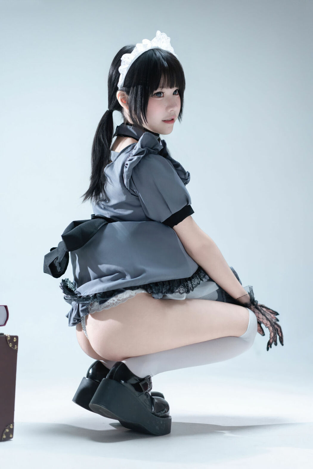 Coser@清水凪 – 手提箱与灰色女仆 (81P)