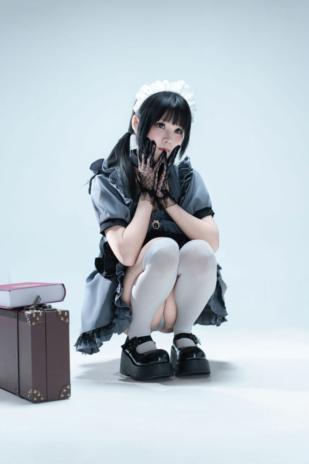Coser@清水凪 – 手提箱与灰色女仆 (81P)